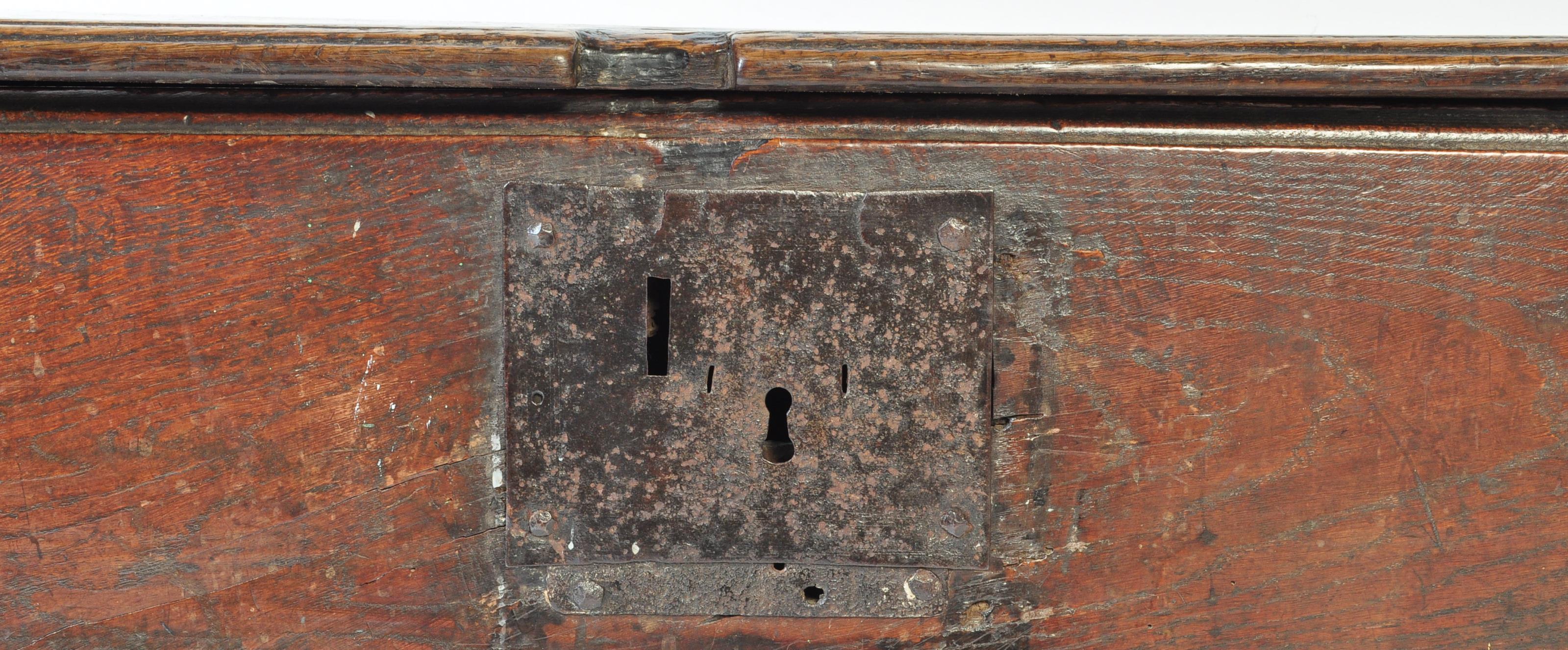 A 17TH CENTURY OAK WEST COUNTRY COFFER CHEST - Image 6 of 7