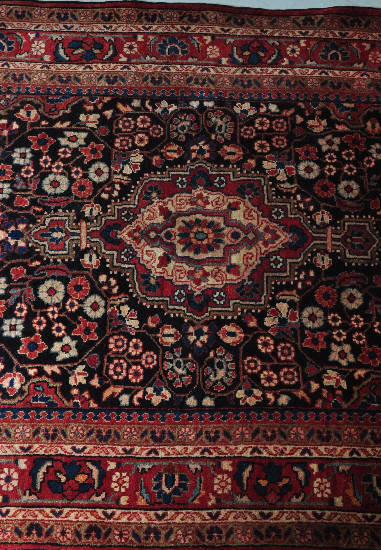 20TH CENTURY PERSIAN ISLAMIC HAND MADE SAROUK RUG - Image 6 of 9