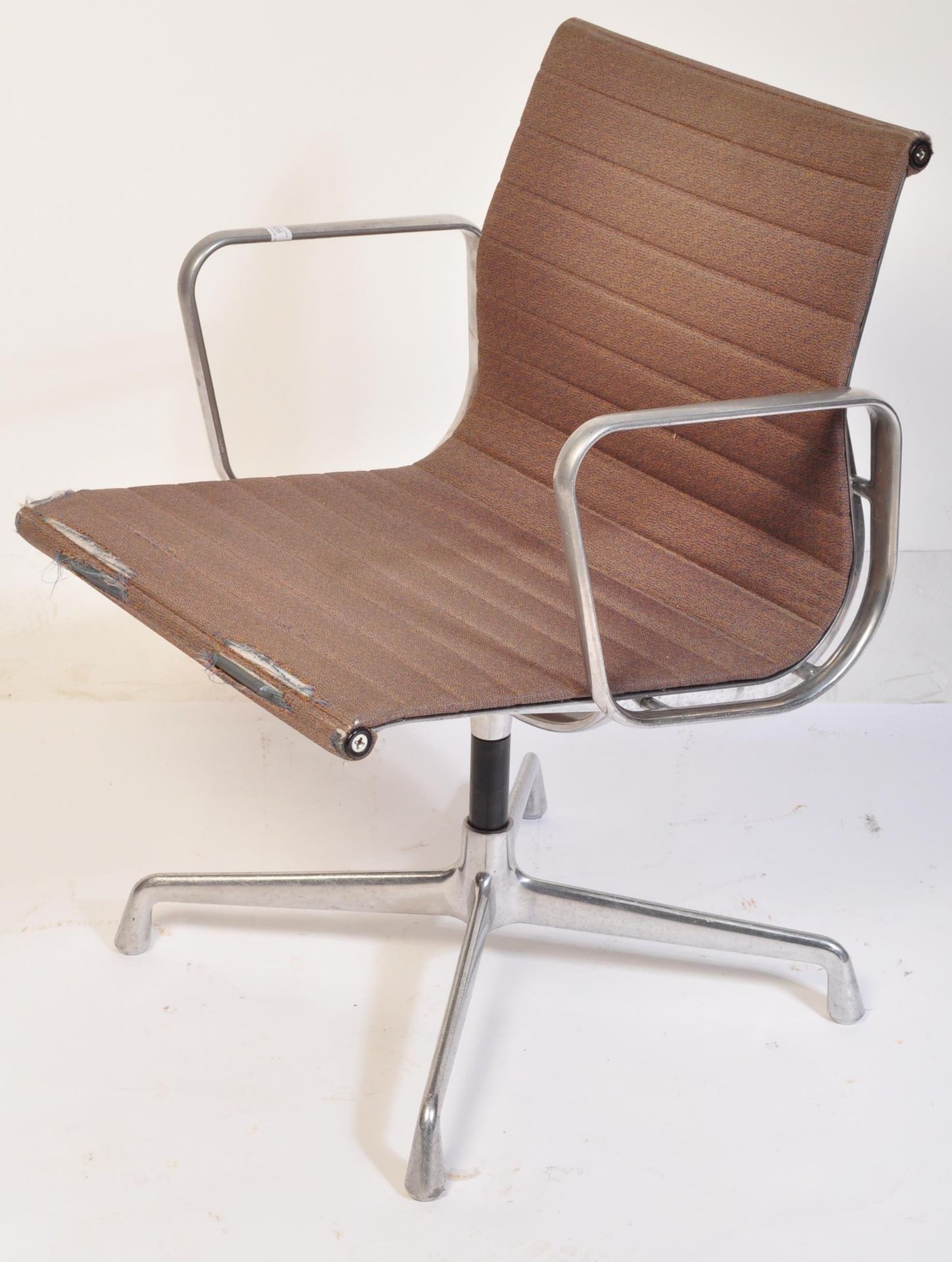 CHARLES & RAY EAMES - VITRA - EA 107 - ALUMINIUM GROUP OFFICE CHAIR - Image 2 of 8