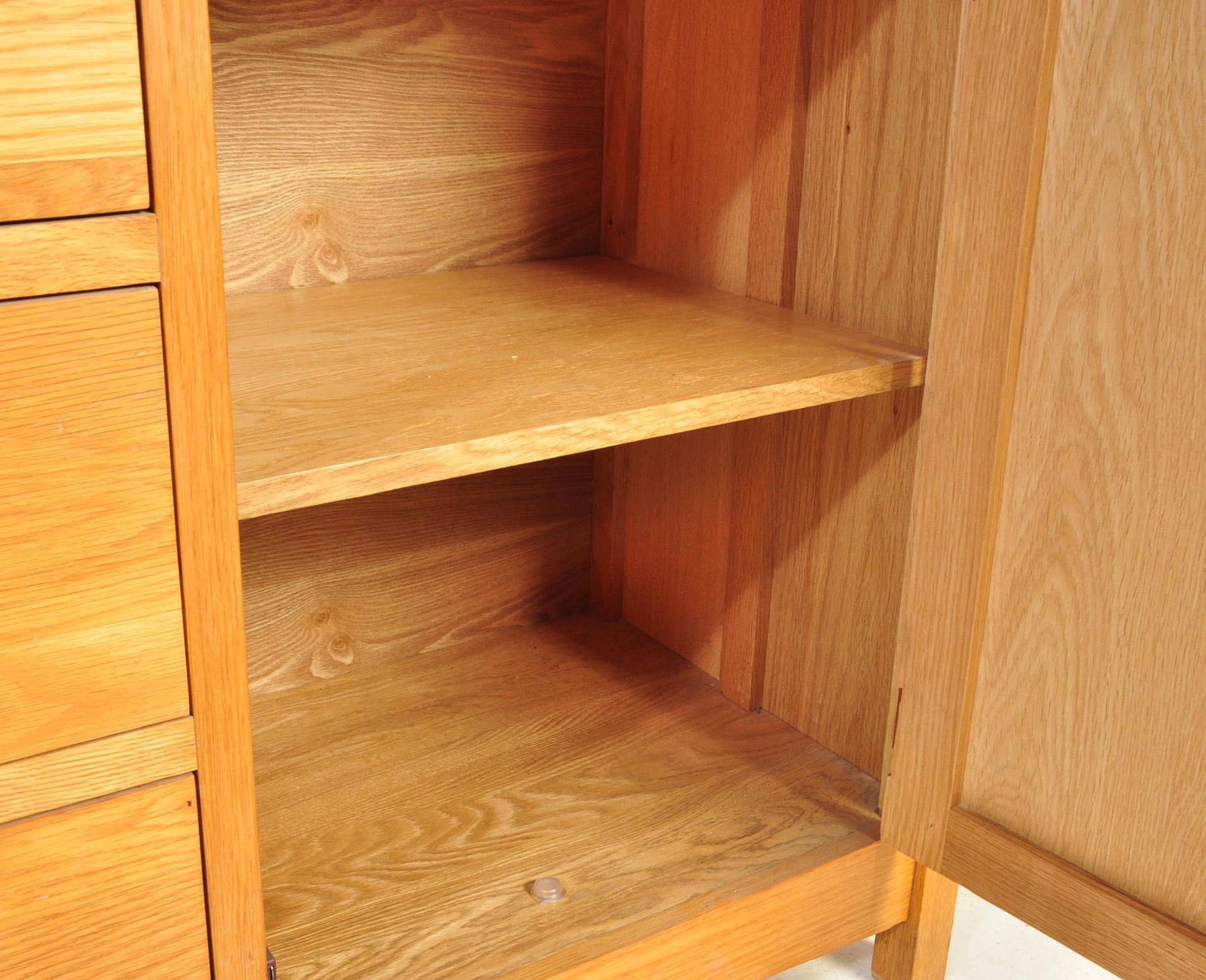 20TH CENTURY CHUNKY OAK FURNITURE LAND TYPE SIDEBOARD - Image 6 of 7