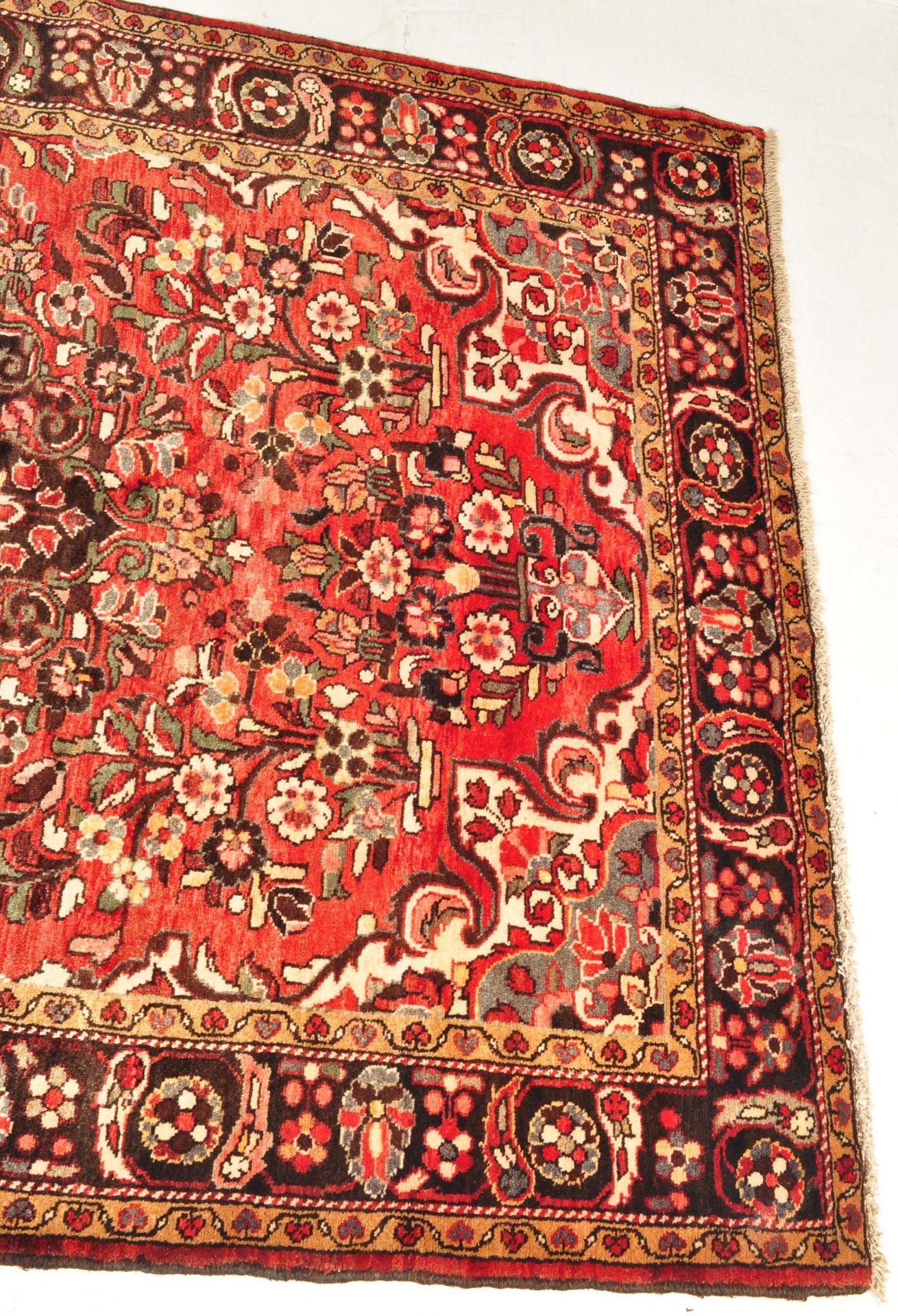 20TH CENTURY PERSIAN ISLAMIC HAND MADE LILHAN RUG - Image 4 of 6