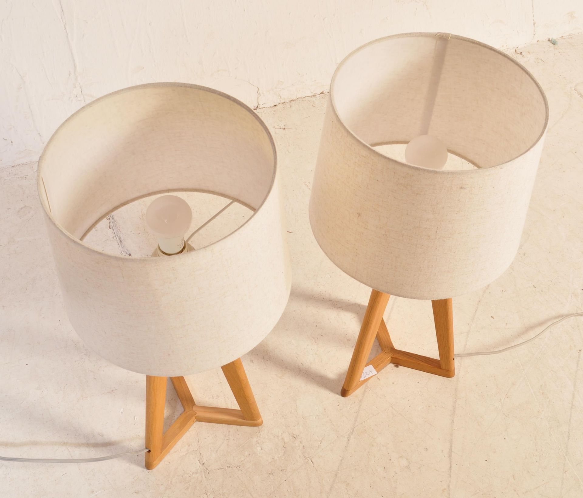 PAIR OF CONTEMPORARY MODERN BEDSIDE TRIPOD LAMPS & SHADES - Image 3 of 3