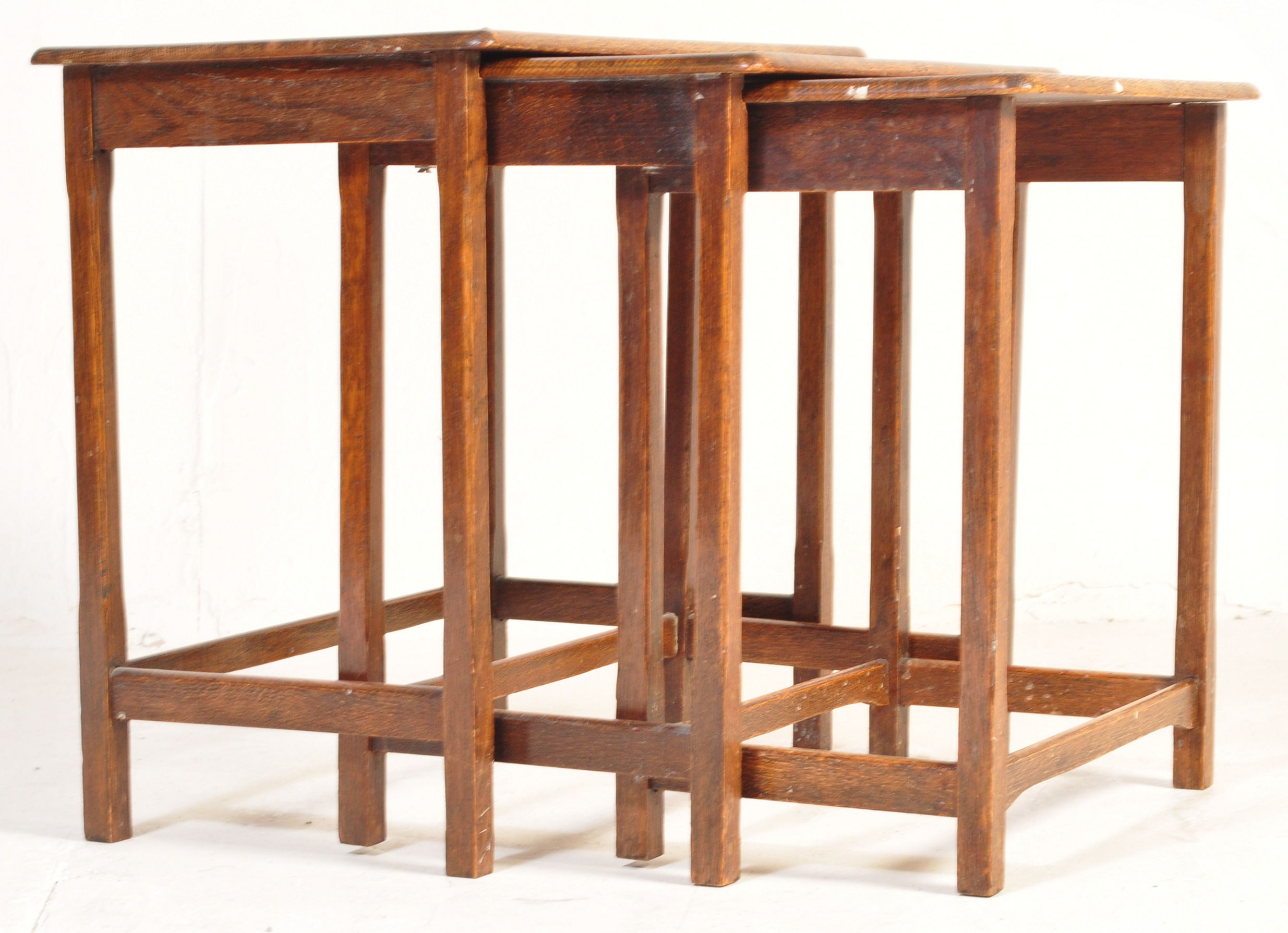 ARTS & CRAFTS OAK EARLY 20TH CENTURY NEST OF TABLES