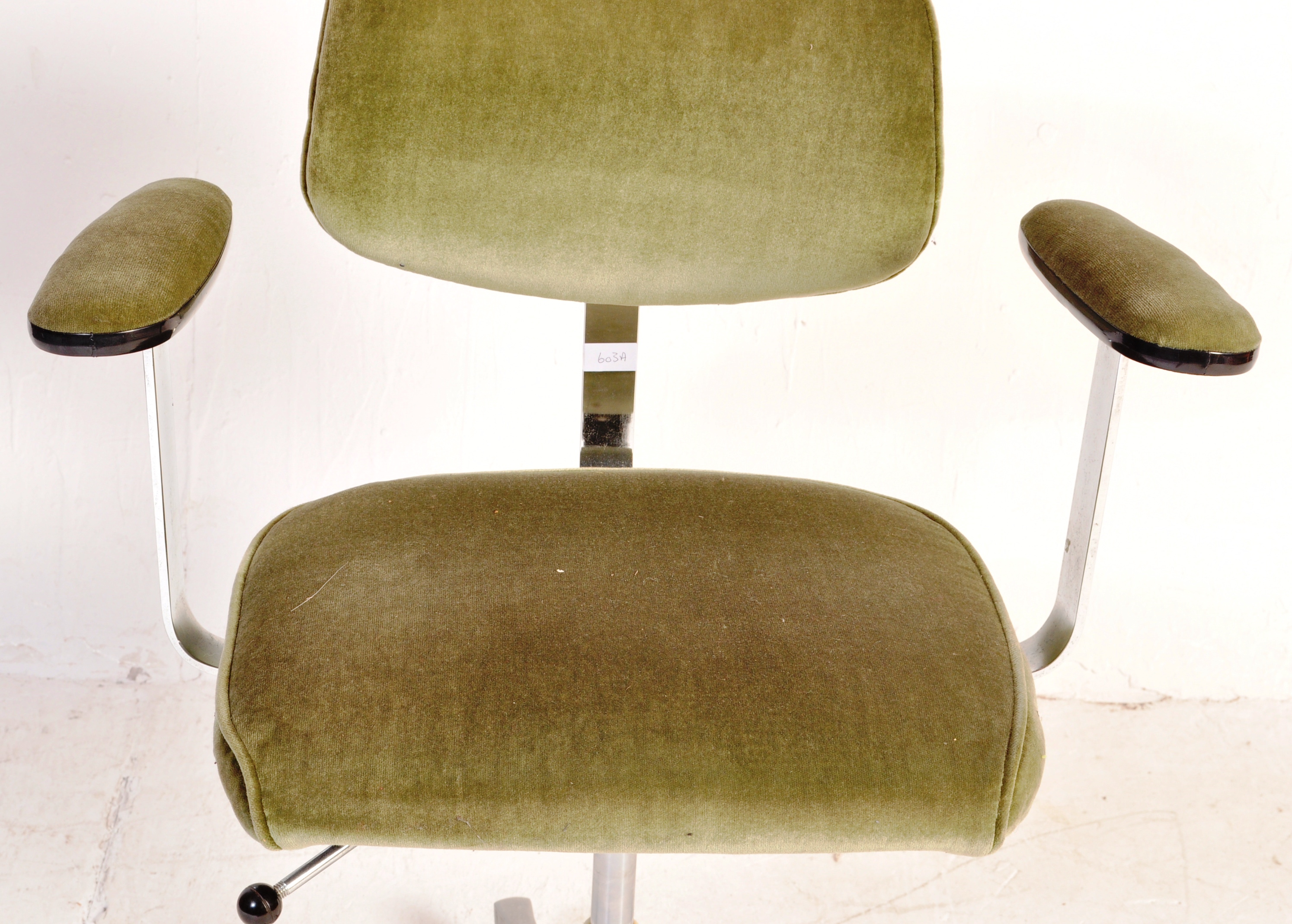 1980'S OLIVE GREEN OFFICE SWIVEL ARMCHAIR / DESK CHAIR - Image 4 of 8