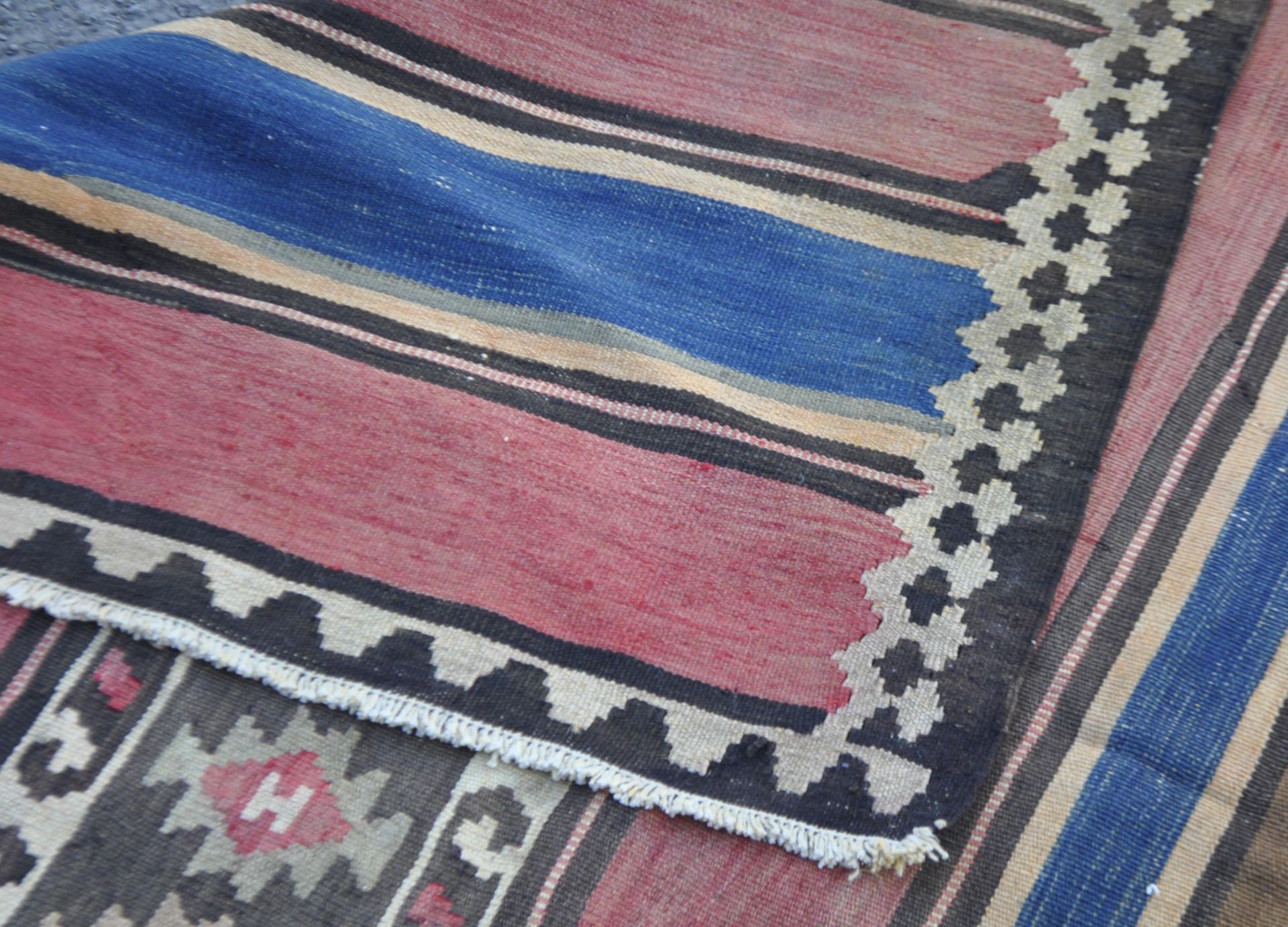 20TH CENTURY PERSIAN ISLAMIC HAND MADE QASHGAI KILIM RUG - Image 3 of 5