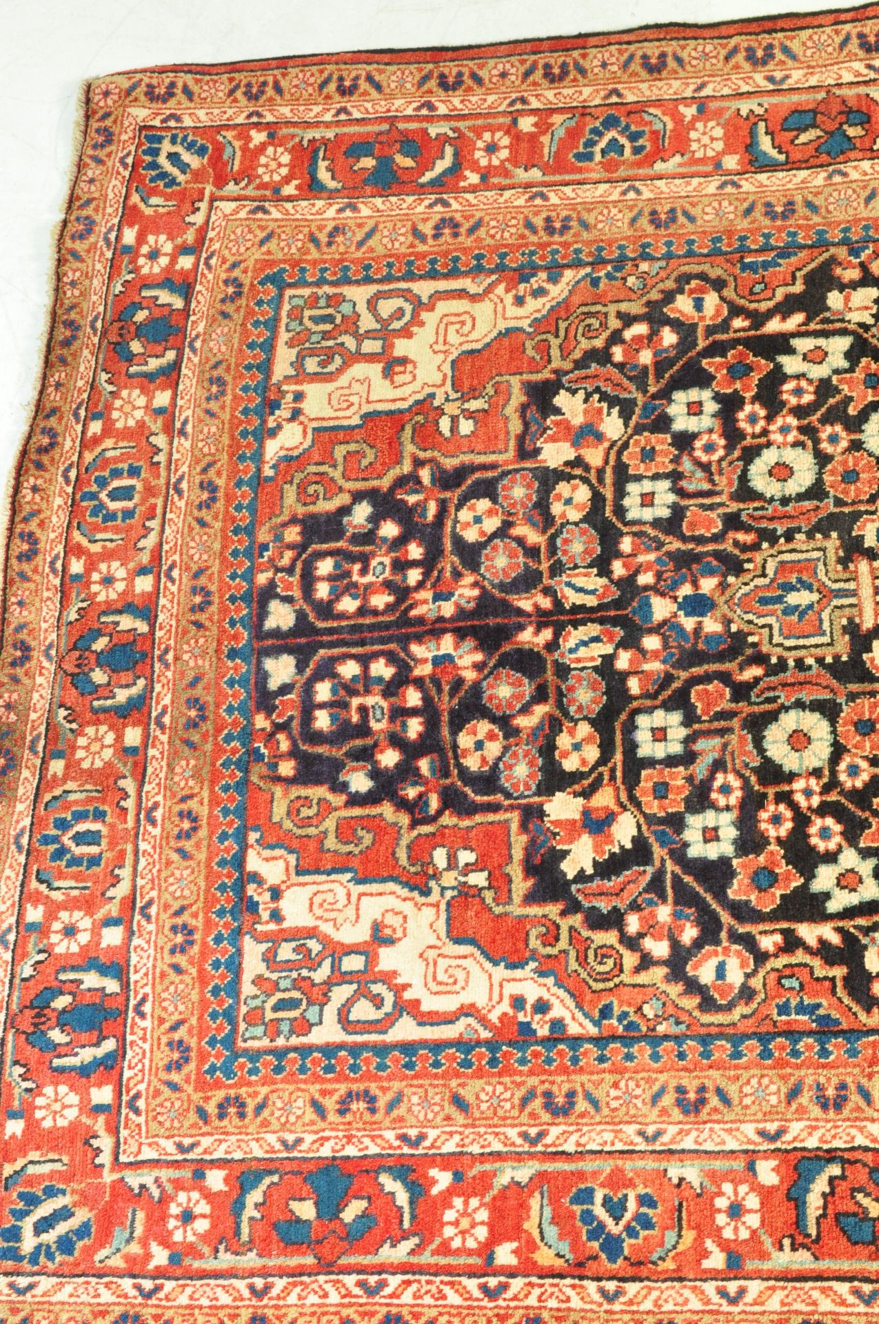 20TH CENTURY PERSIAN ISLAMIC HAND MADE SAROUK RUG - Image 5 of 9