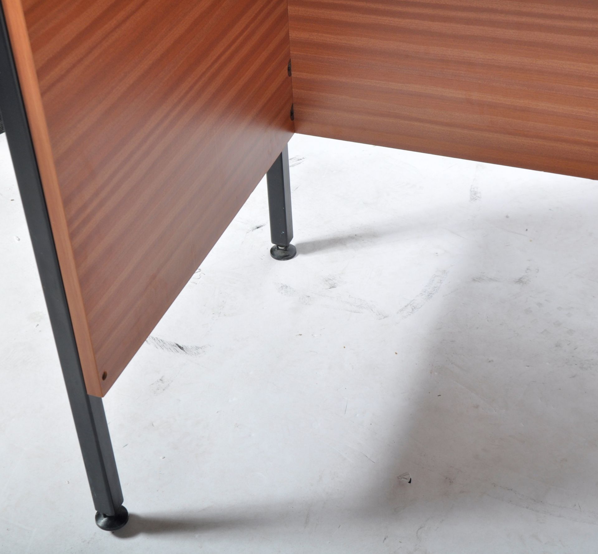 RETRO 20TH CENTURY TEAK OFFICE WRITING TABLE DESK - Image 4 of 6