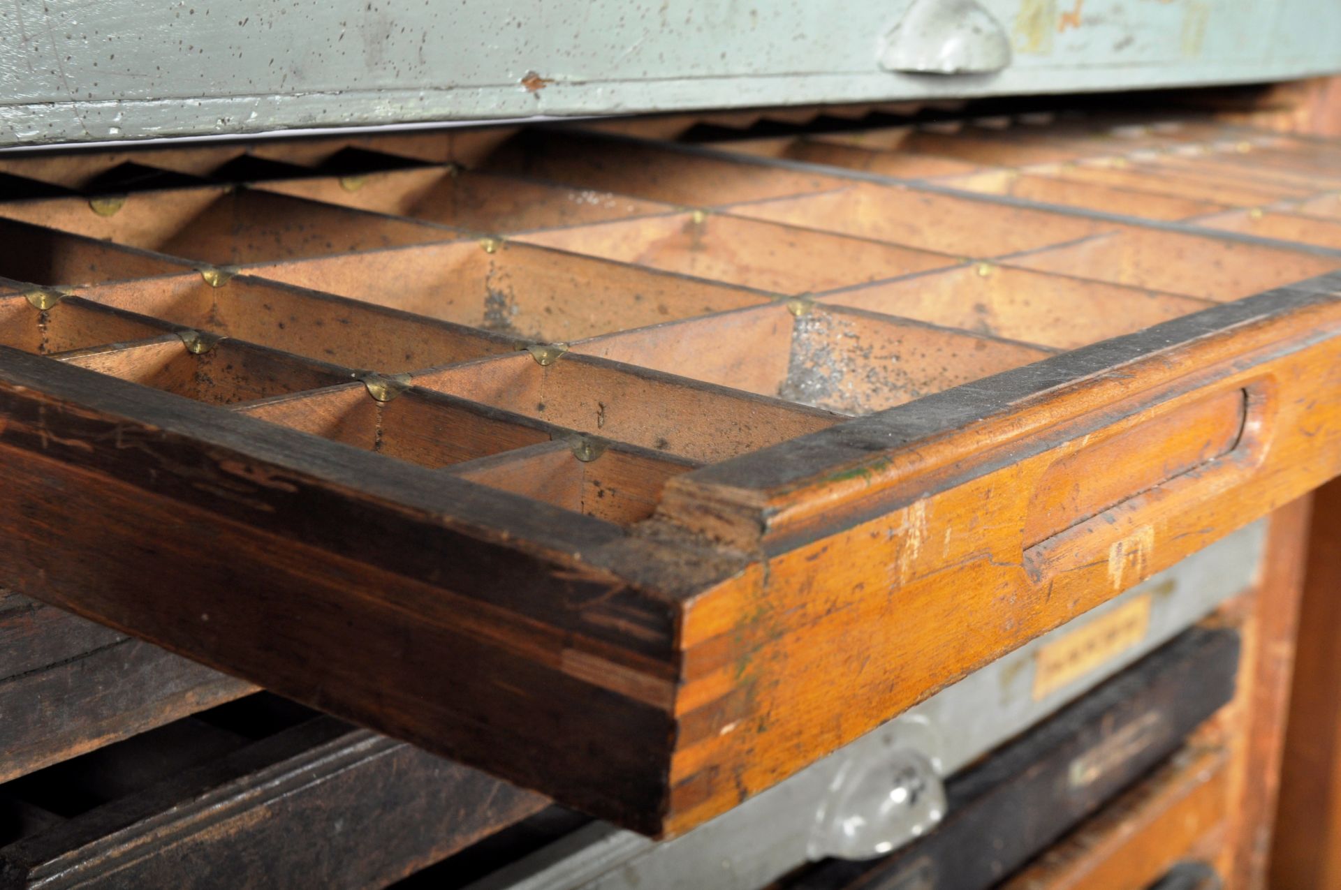 LARGE VINTAGE EARLY 20TH CENTURY OAK 19 DRAWER PRINTERS CHEST - Image 5 of 8