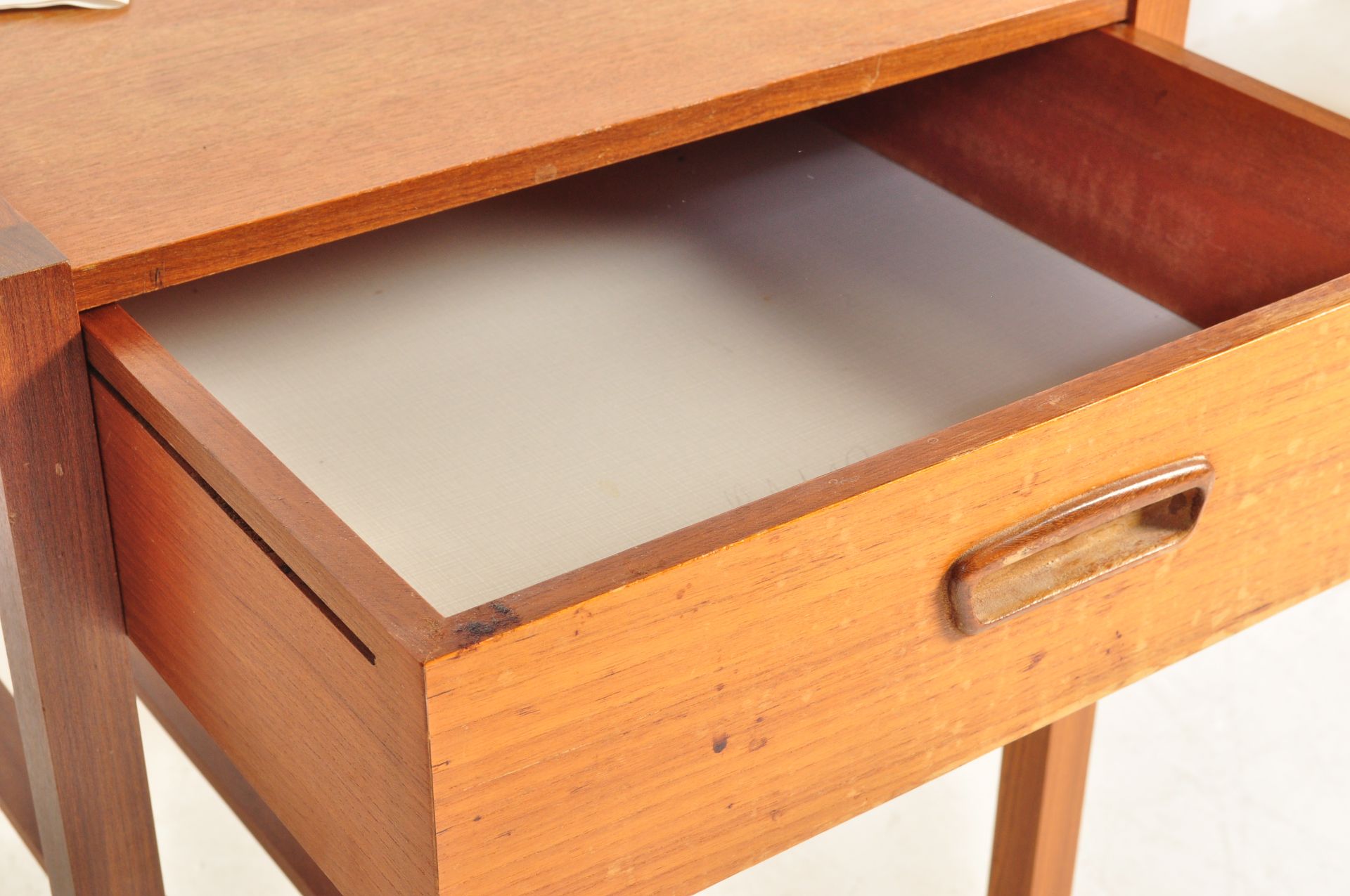 PAIR OF RETRO BEDSIDE CABINETS TOGETHER WITH A SINGLE DRAWER BEDSIDE CABINET - Image 5 of 10