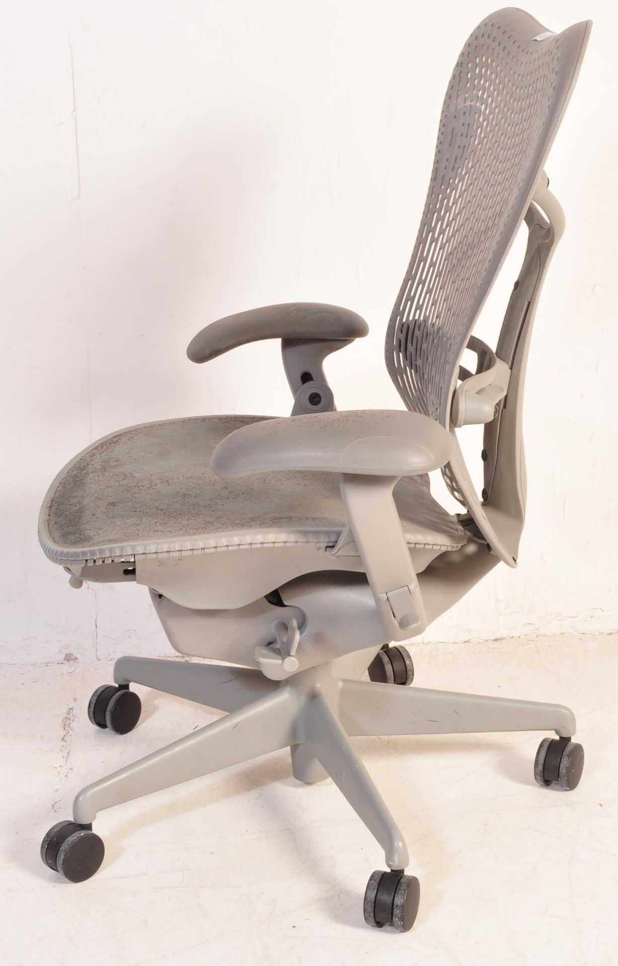 HERMAN MILLER MIRRA SWIVEL DESK CHAIR BY STUDIO 7.5 - Image 6 of 6