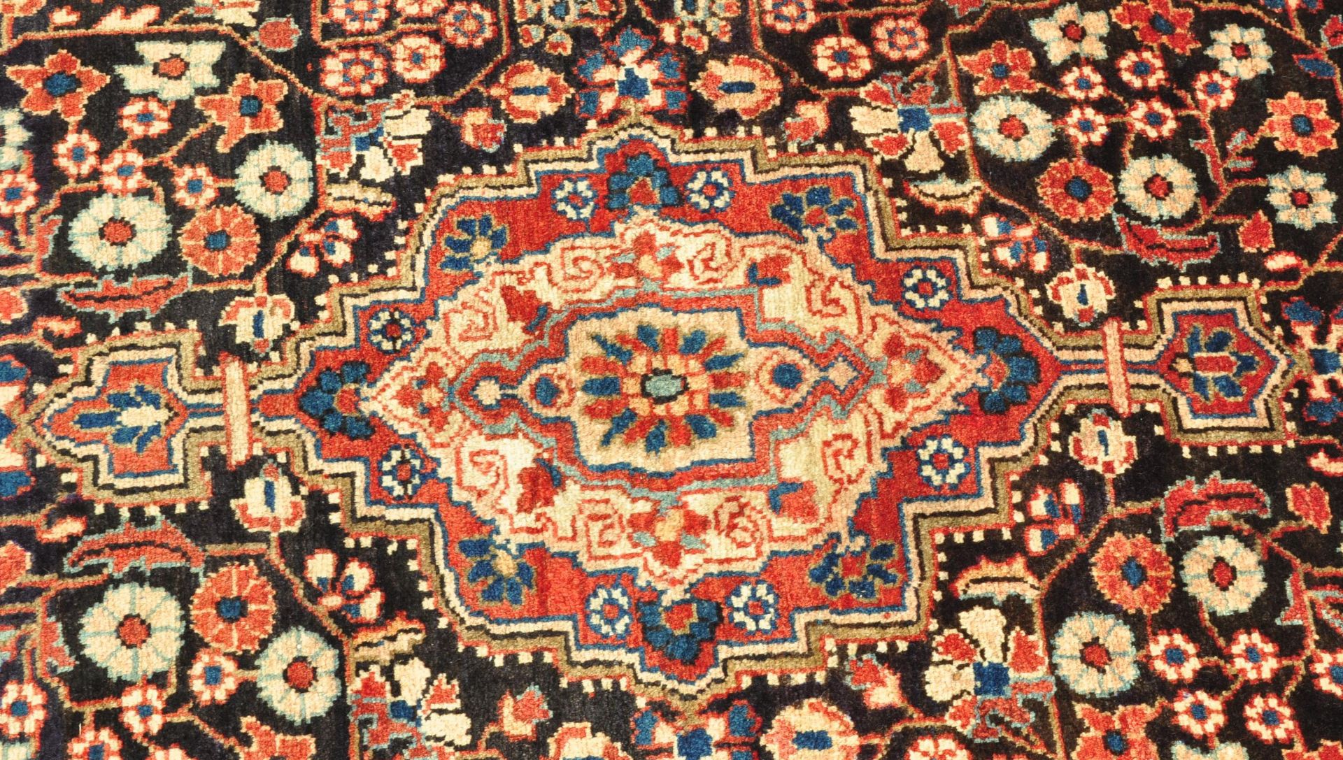 20TH CENTURY PERSIAN ISLAMIC HAND MADE SAROUK RUG - Image 8 of 9