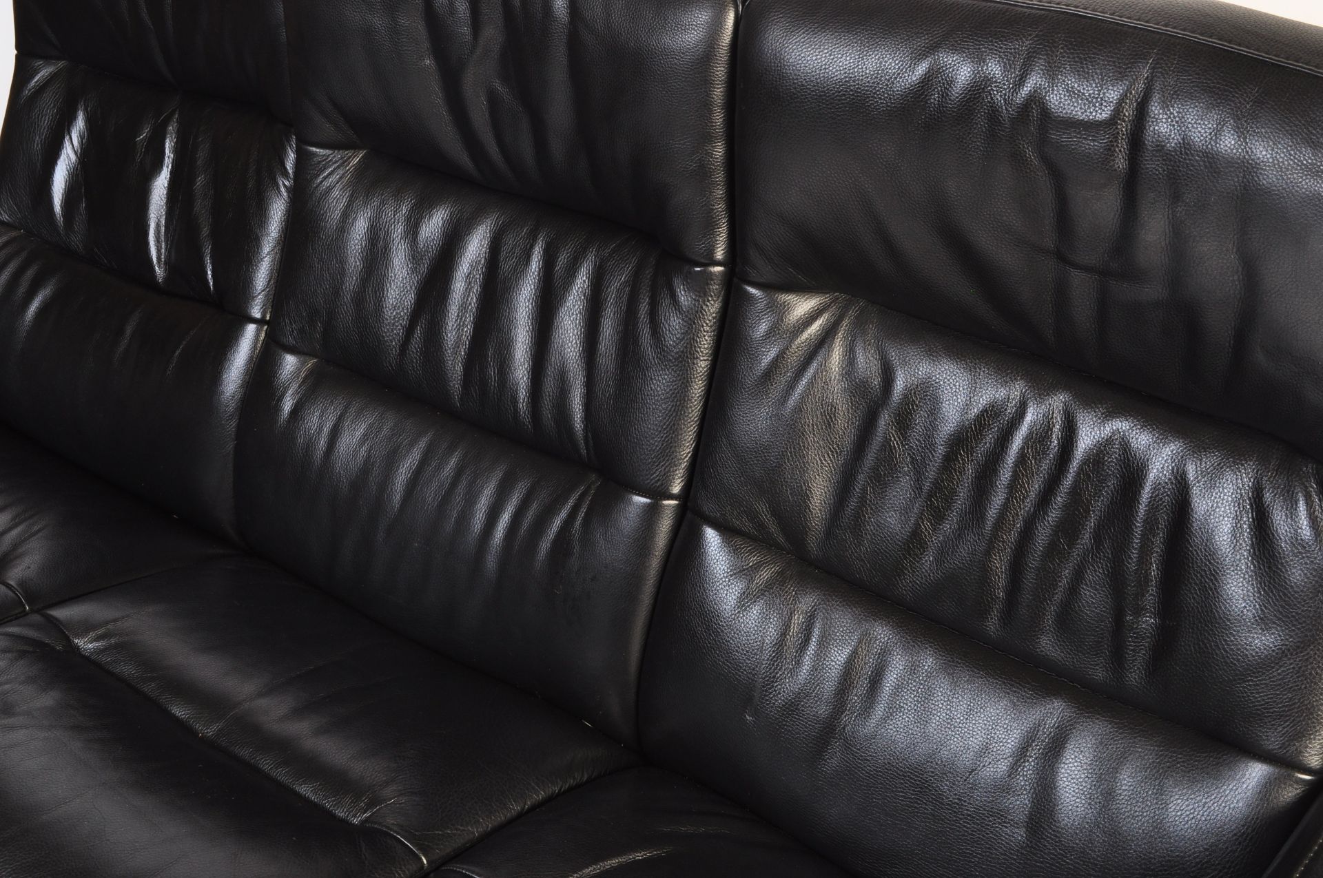 CONTEMPORARY EKORNES STRESSLESS BLACK LEATHER RECLINING SOFA - Image 3 of 9