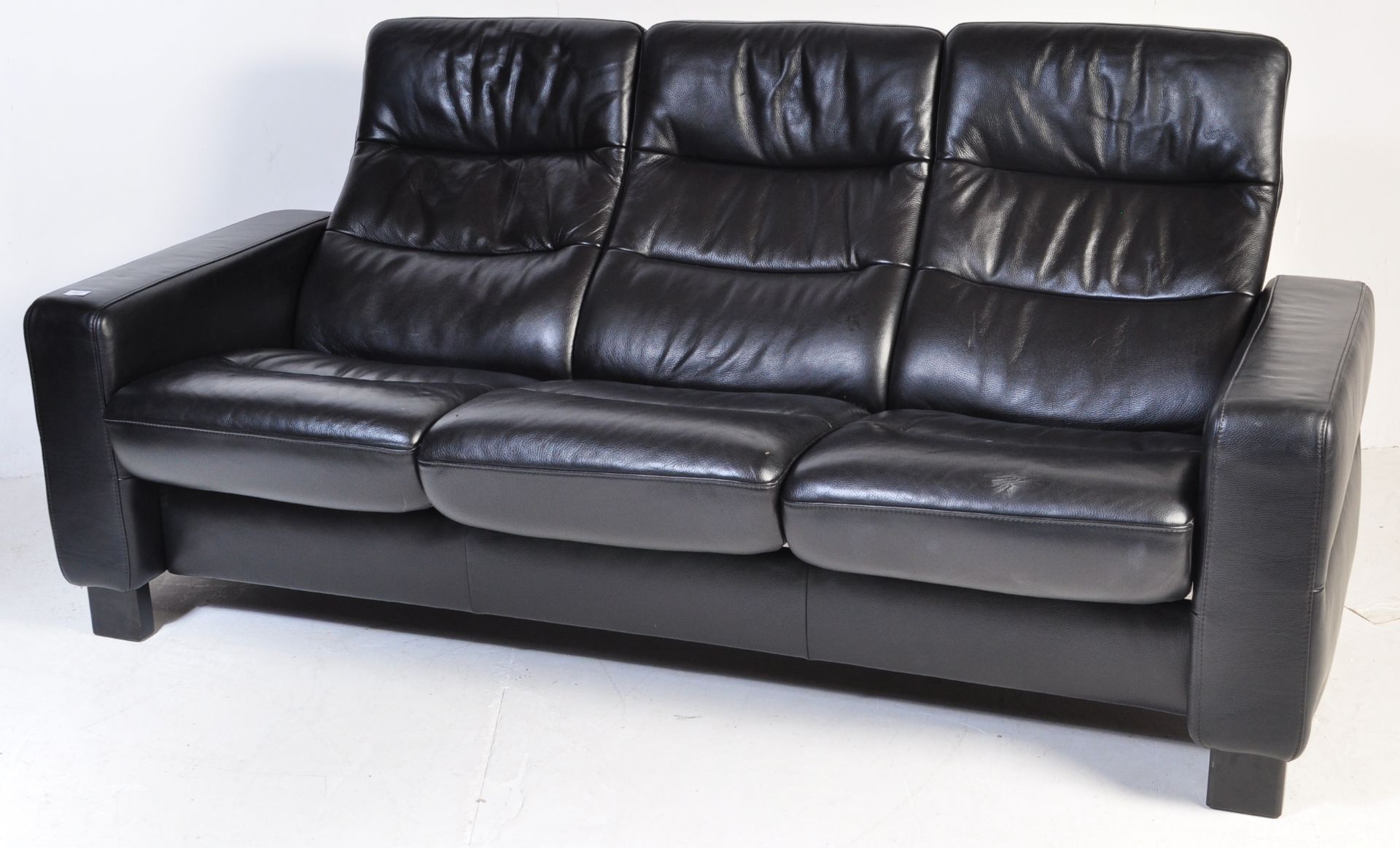 CONTEMPORARY EKORNES STRESSLESS BLACK LEATHER RECLINING SOFA - Image 7 of 9