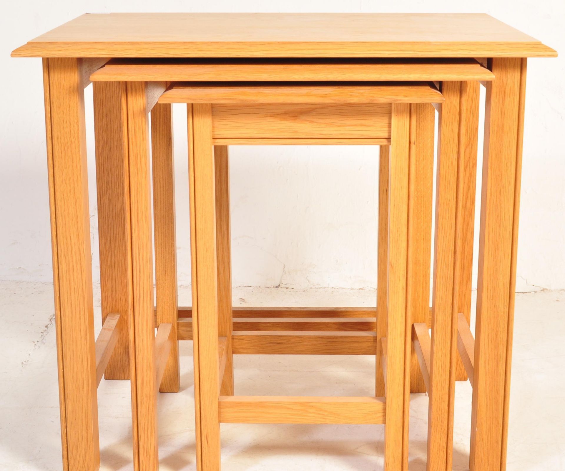 20TH CENTURY CHUNKY OAK FURNITURE LAND NEST OF TABLES - Image 2 of 4