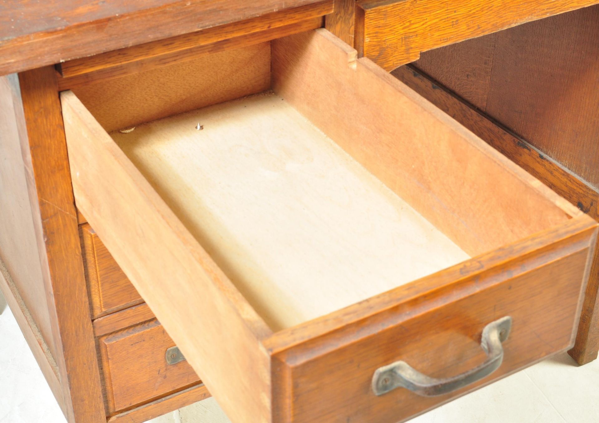 RETRO VINTAGE MID 20TH CENTURY 1950S OAK PEDESTAL DESK - Image 4 of 9