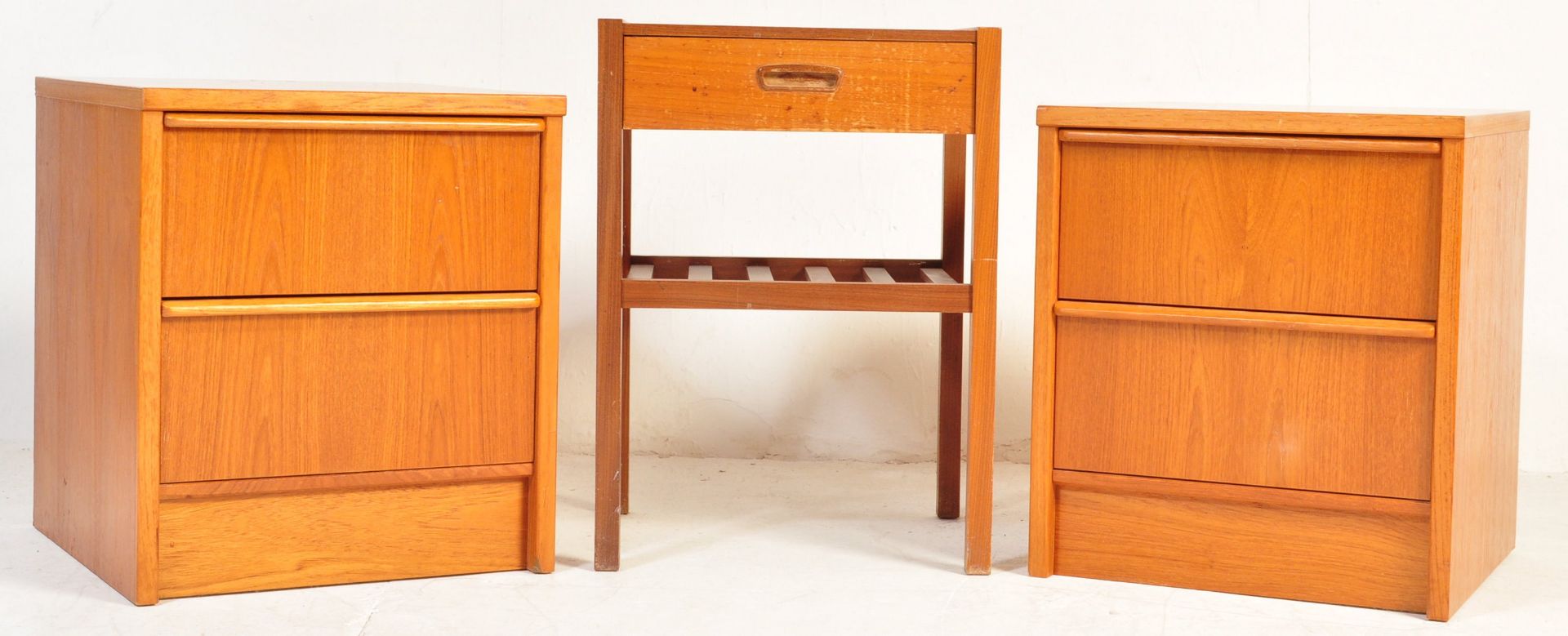 PAIR OF RETRO BEDSIDE CABINETS TOGETHER WITH A SINGLE DRAWER BEDSIDE CABINET
