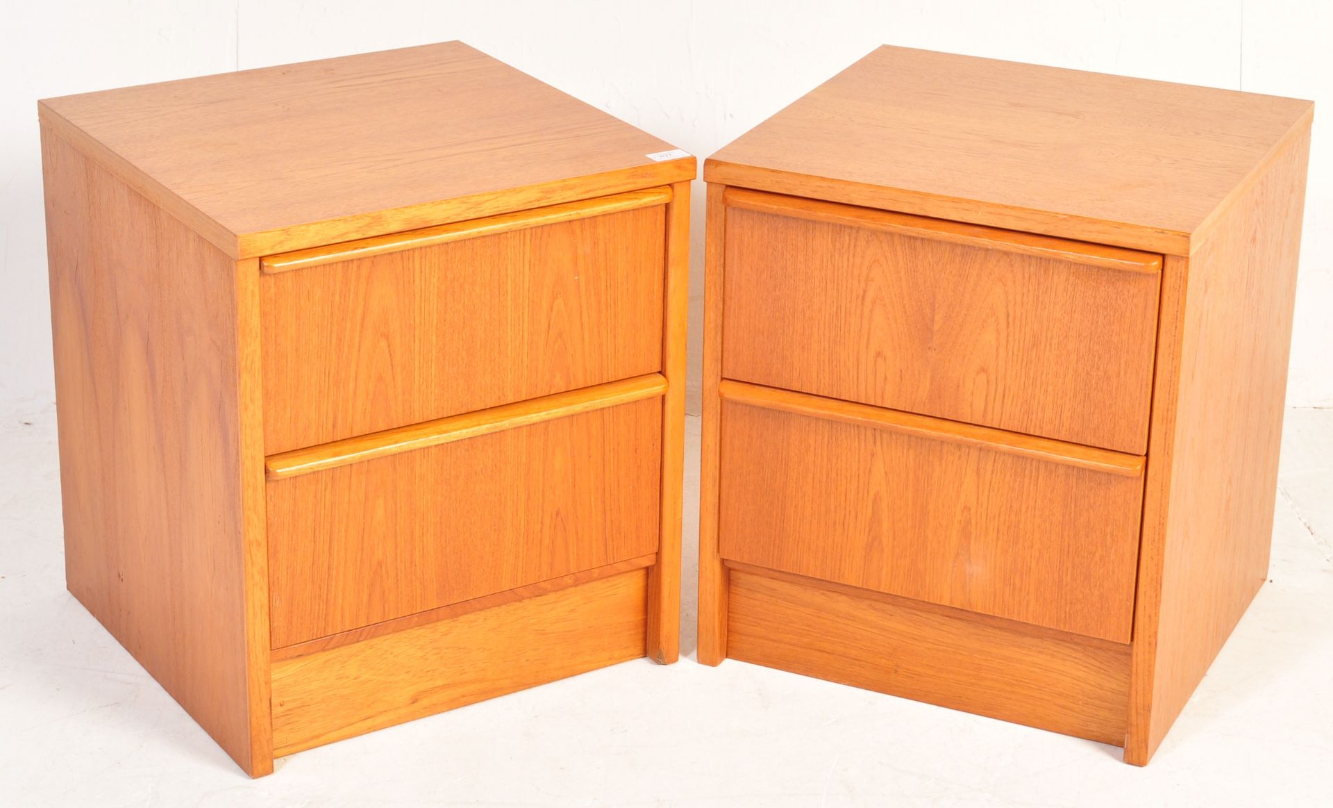PAIR OF RETRO BEDSIDE CABINETS TOGETHER WITH A SINGLE DRAWER BEDSIDE CABINET - Image 9 of 10