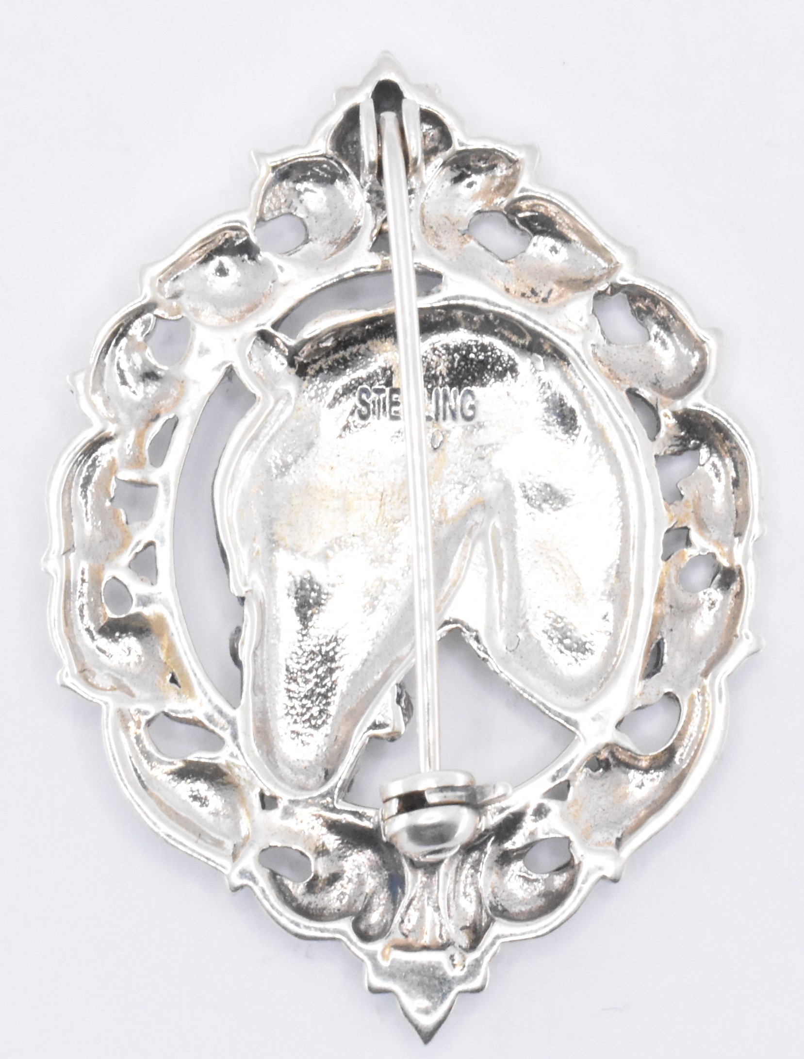 SILVER HORSE ROUNDEL BROOCH - Image 2 of 2