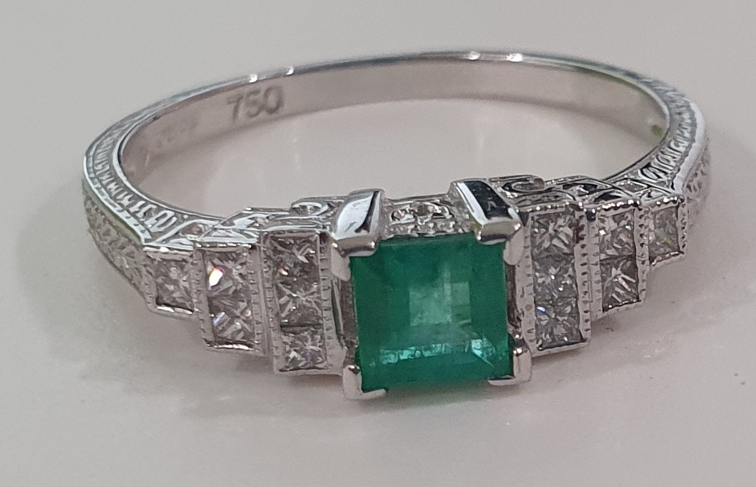 18CT WHITE GOLD EMERALD & DIAMOND ART DECO RING