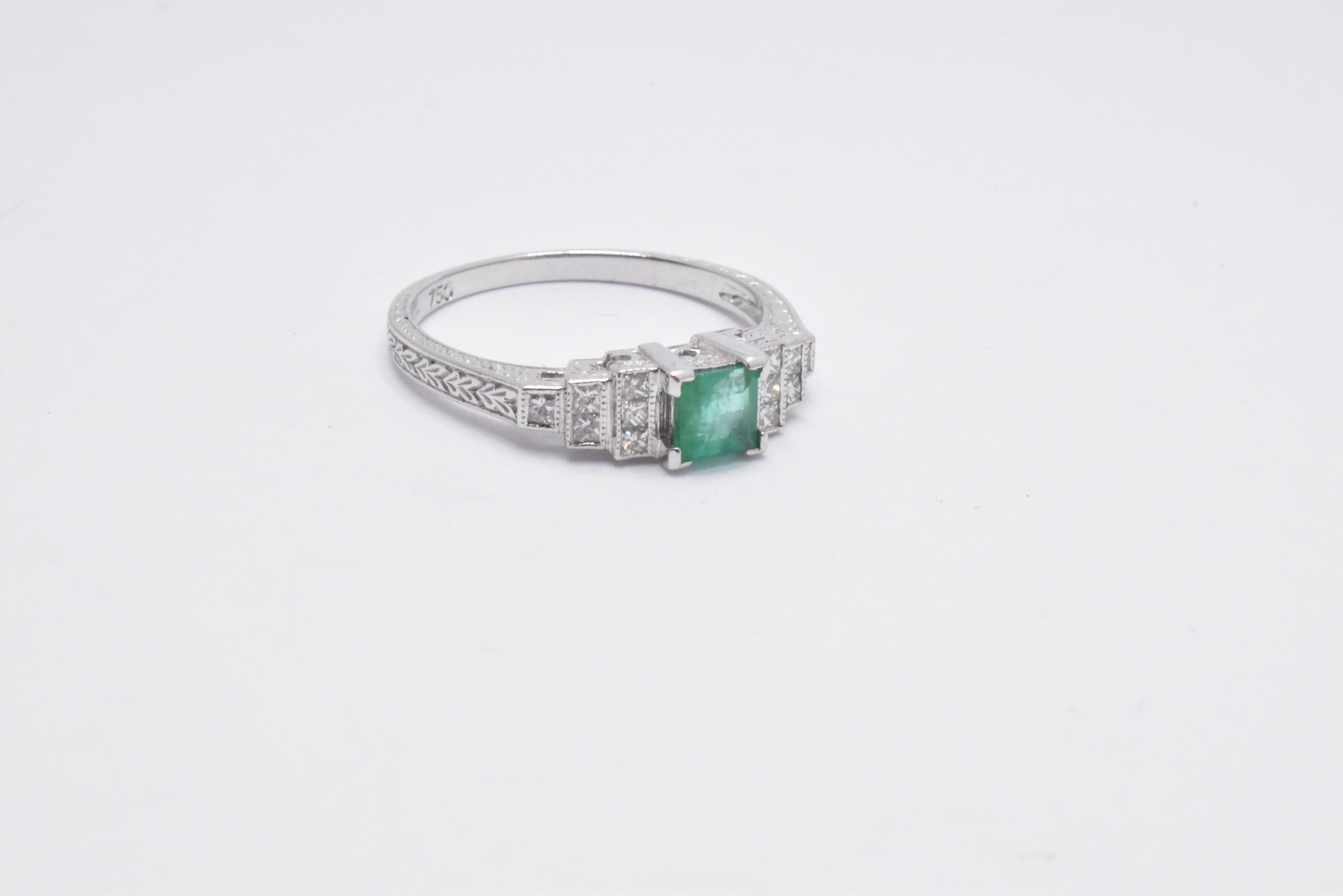 18CT WHITE GOLD EMERALD & DIAMOND ART DECO RING - Image 2 of 2