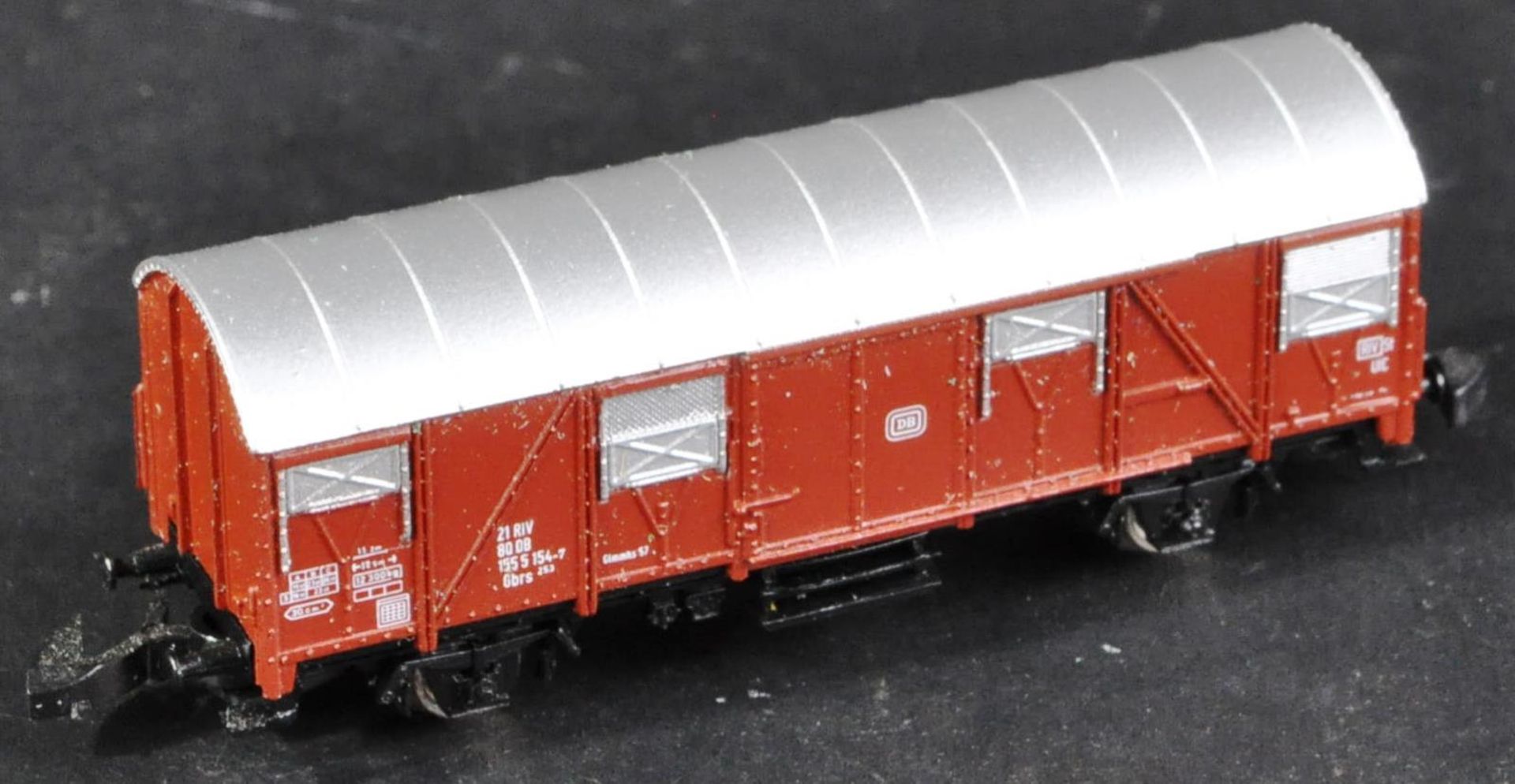 VINTAGE MARKLIN Z GAUGE MODEL RAILWAY LOCOMOTIVE AND CARRIAGES - Image 6 of 8