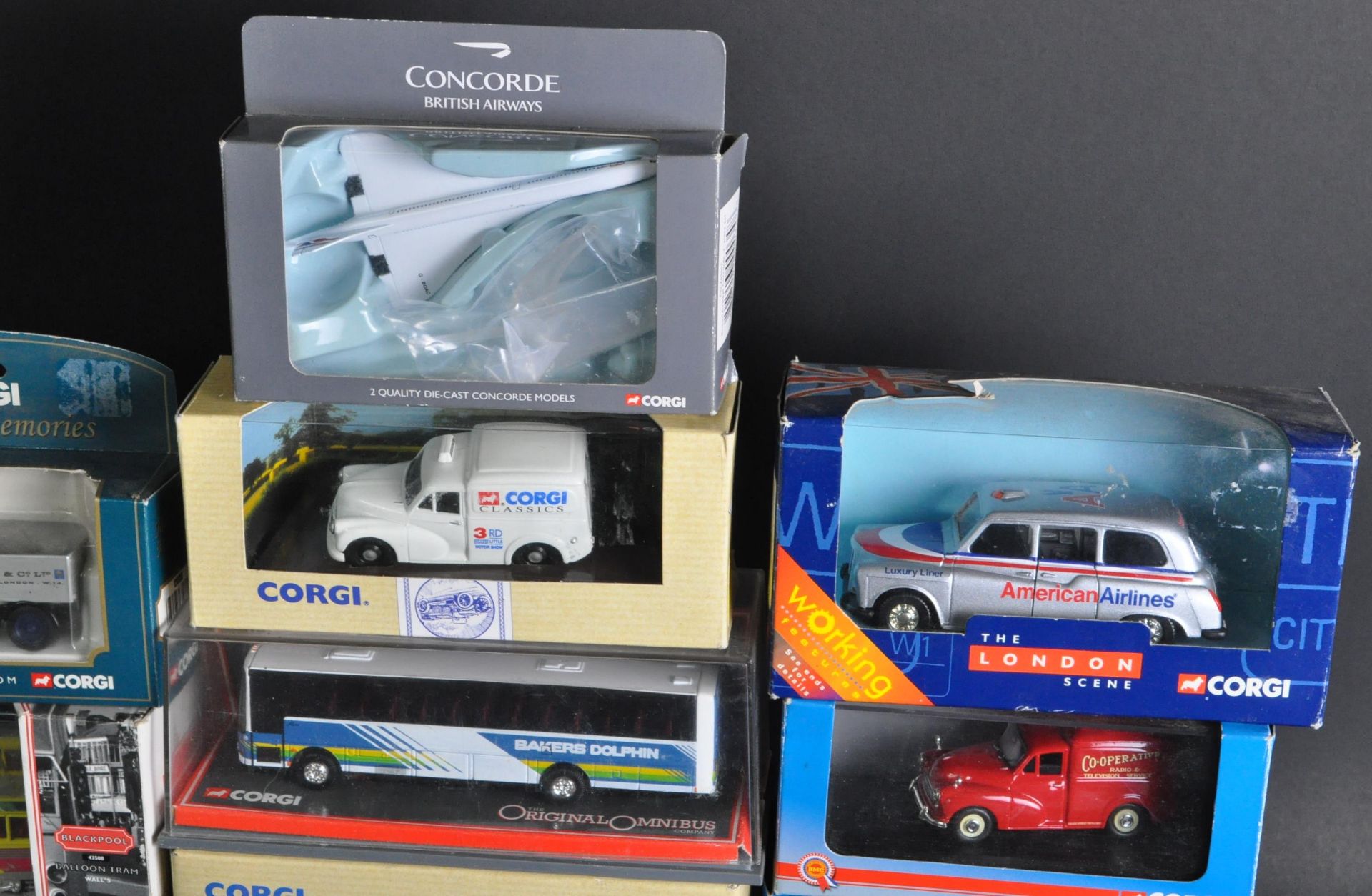 LARGE COLLECTION OF ASSORTED CORGI MADE DIECAST MODELS - Bild 3 aus 6