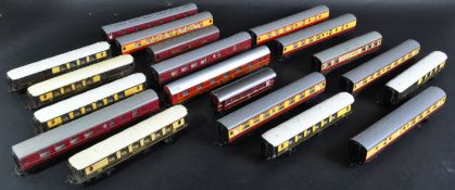 LARGE COLLECTION OF ASSORTED 00 GAUGE MODEL RAILWAY CARRIAGES