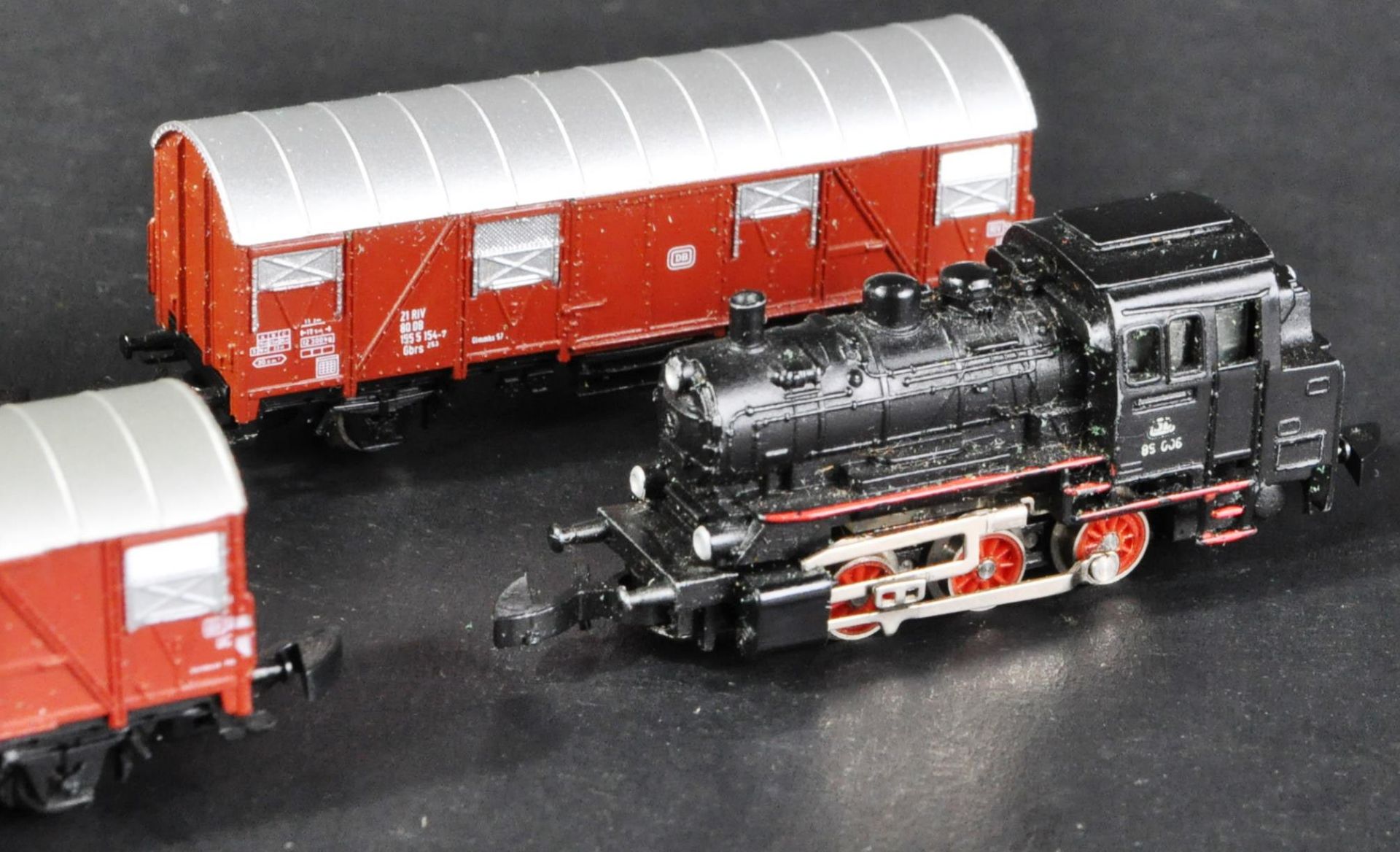 VINTAGE MARKLIN Z GAUGE MODEL RAILWAY LOCOMOTIVE AND CARRIAGES - Image 3 of 8