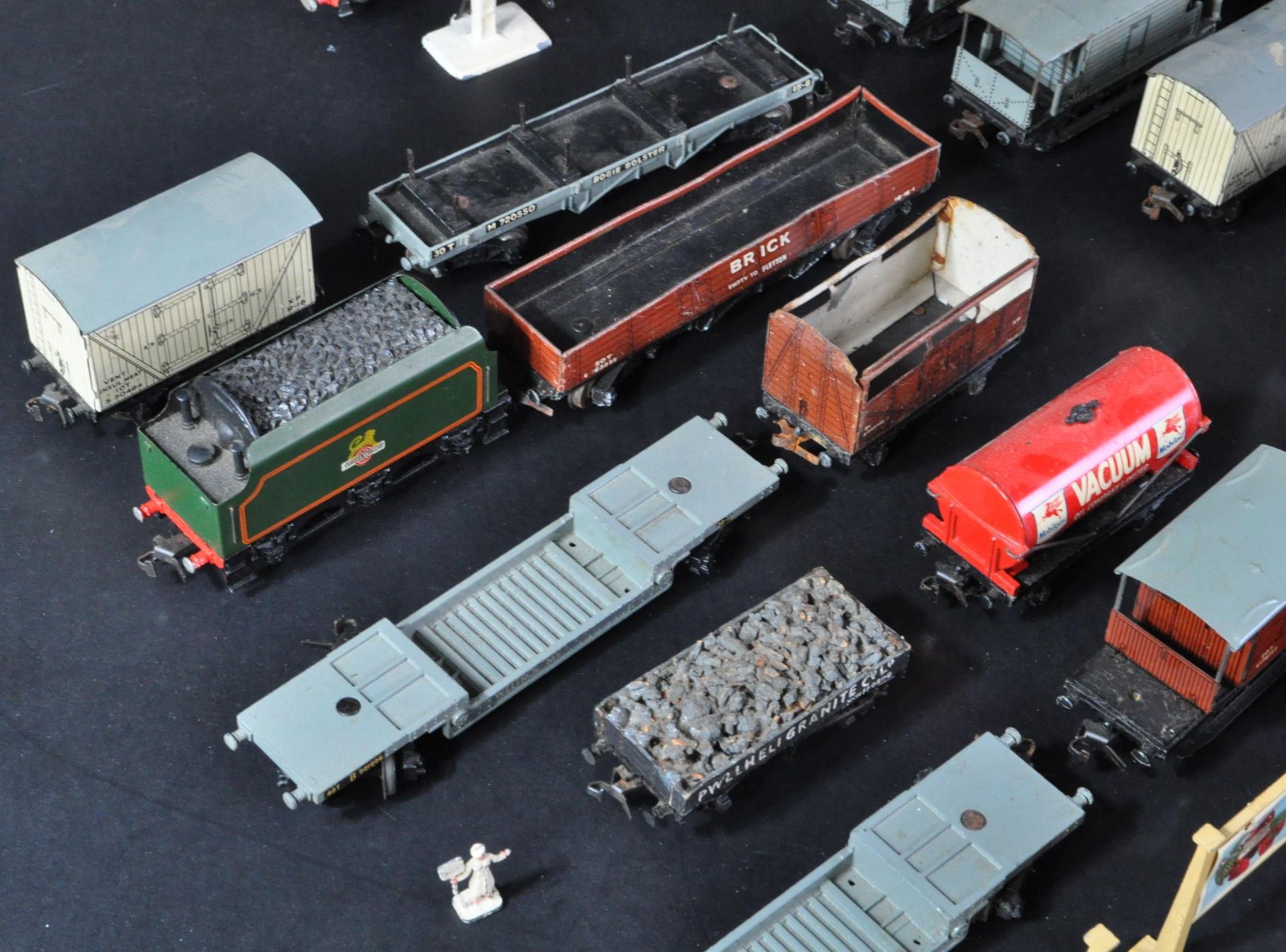 COLLECTION OF ASSORTED HORNBY DUBLO MODEL RAILWAY ITEMS - Bild 2 aus 6