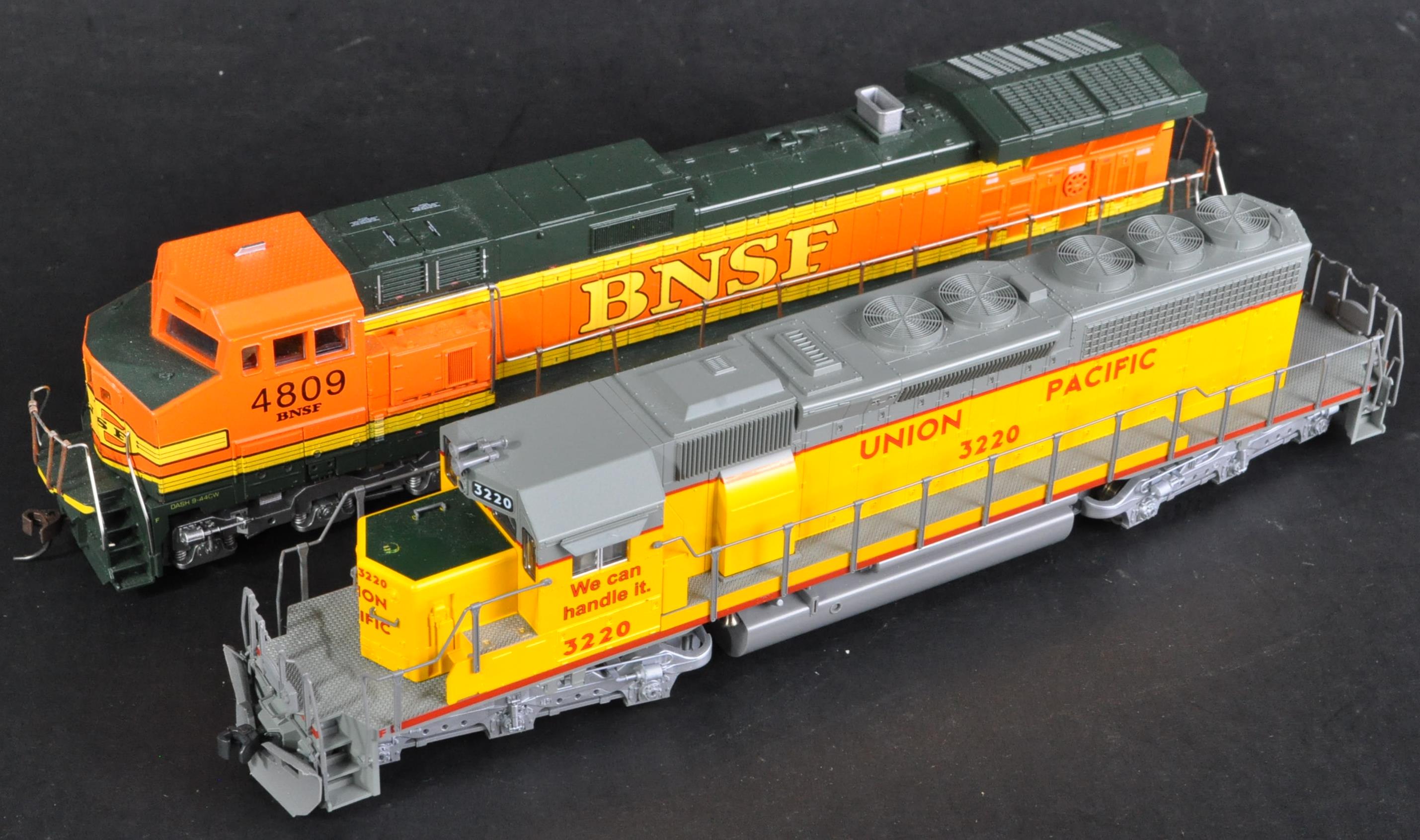 TWO HO / 00 GAUGE MODEL RAILWAY DIESEL TRAIN SET LOCOMOTIVES - Image 2 of 11