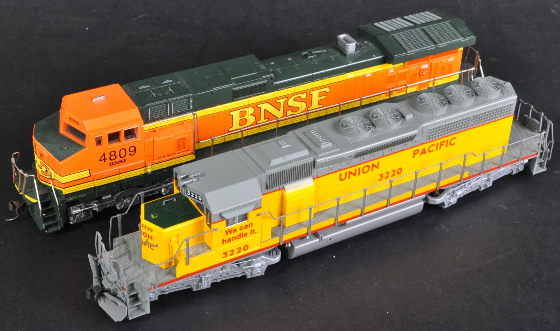 TWO HO / 00 GAUGE MODEL RAILWAY DIESEL TRAIN SET LOCOMOTIVES - Image 2 of 11