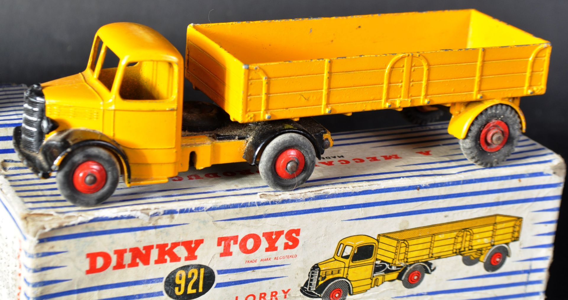 TWO VINTAGE DINKY TOYS BOXED DIECAST MODEL TRUCKS - Image 4 of 8