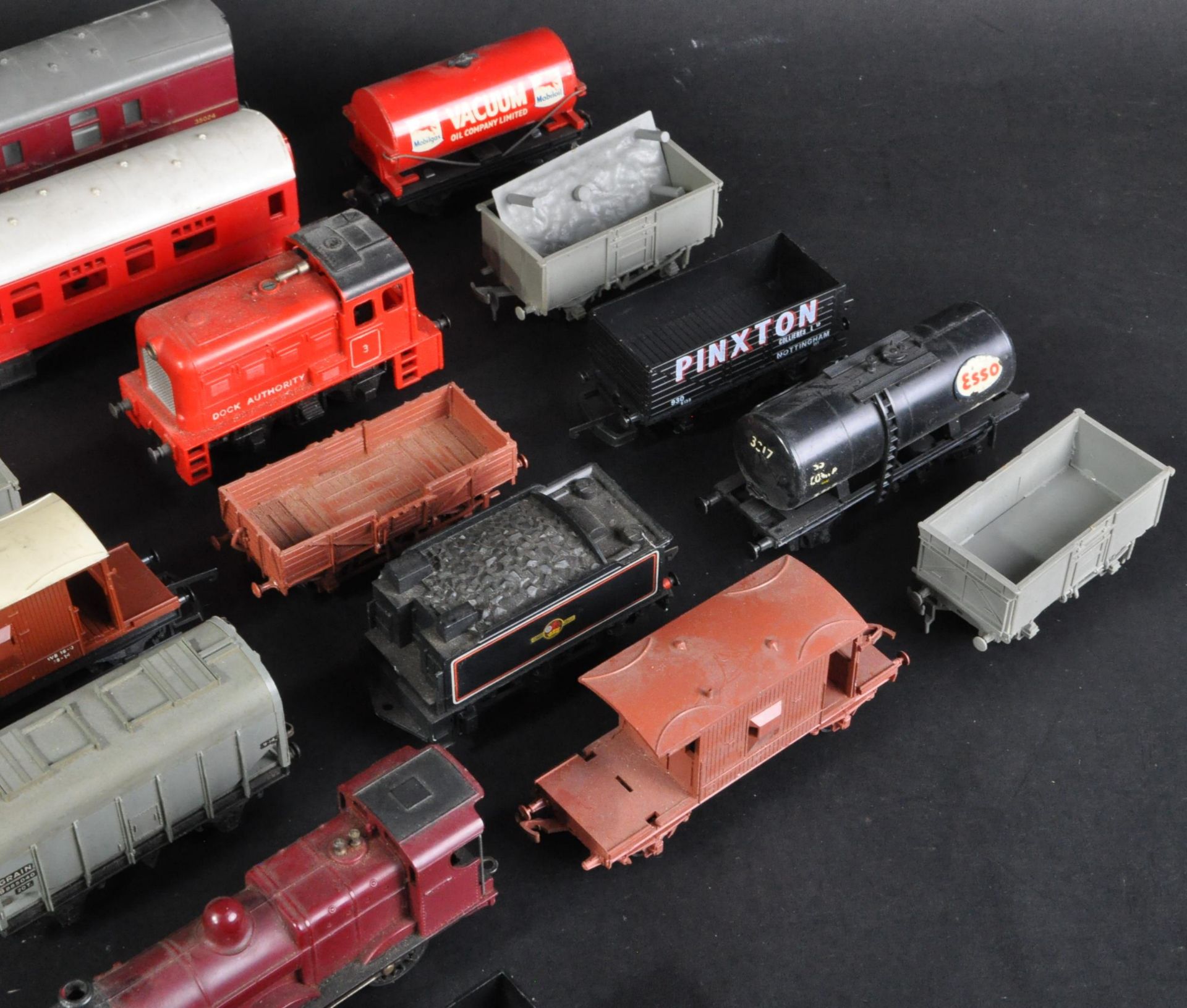 COLLECTION OF ASSORTED 00 GAUGE LOCOMOTIVES & ROLLING STOCK - Bild 4 aus 5