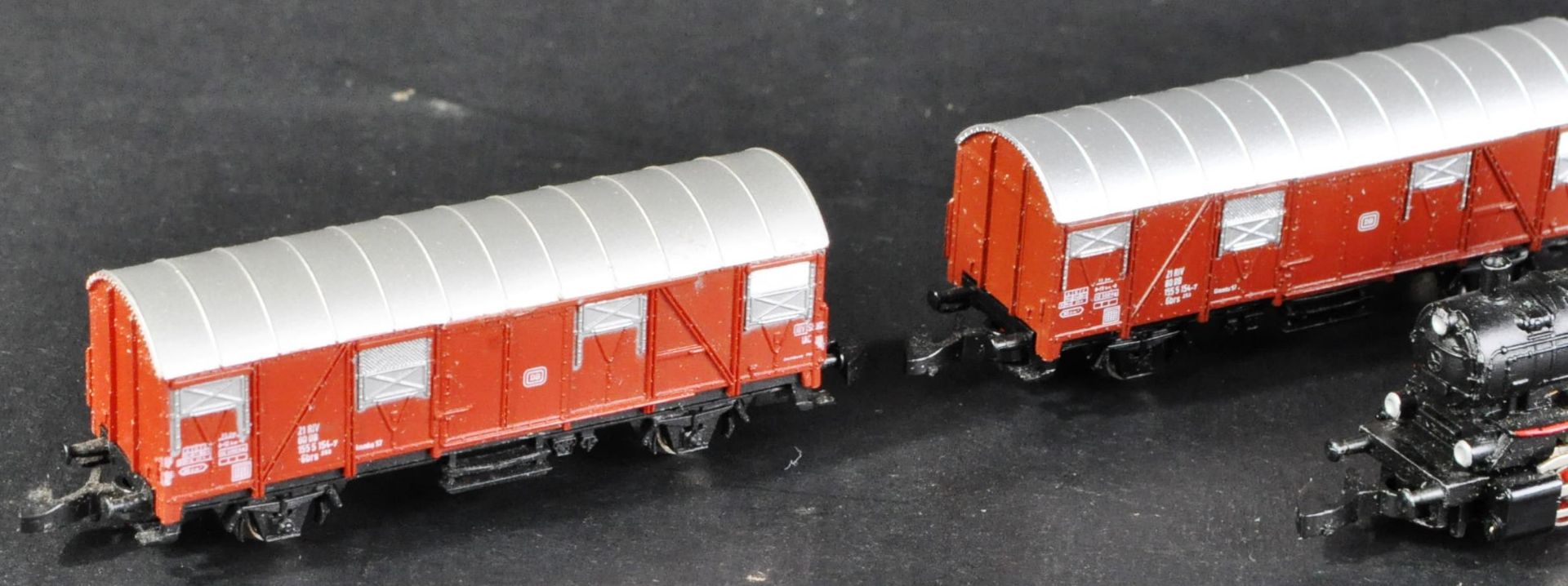 VINTAGE MARKLIN Z GAUGE MODEL RAILWAY LOCOMOTIVE AND CARRIAGES - Image 5 of 8