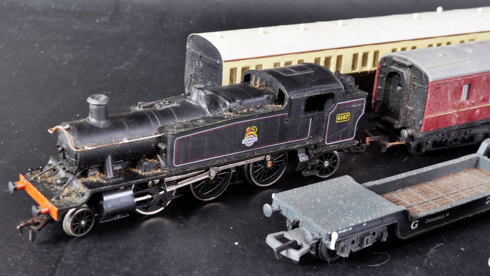 COLLECTION OF ASSORTED 00 GAUGE MODEL RAILWAY LOCO & CARRIAGES - Image 2 of 5