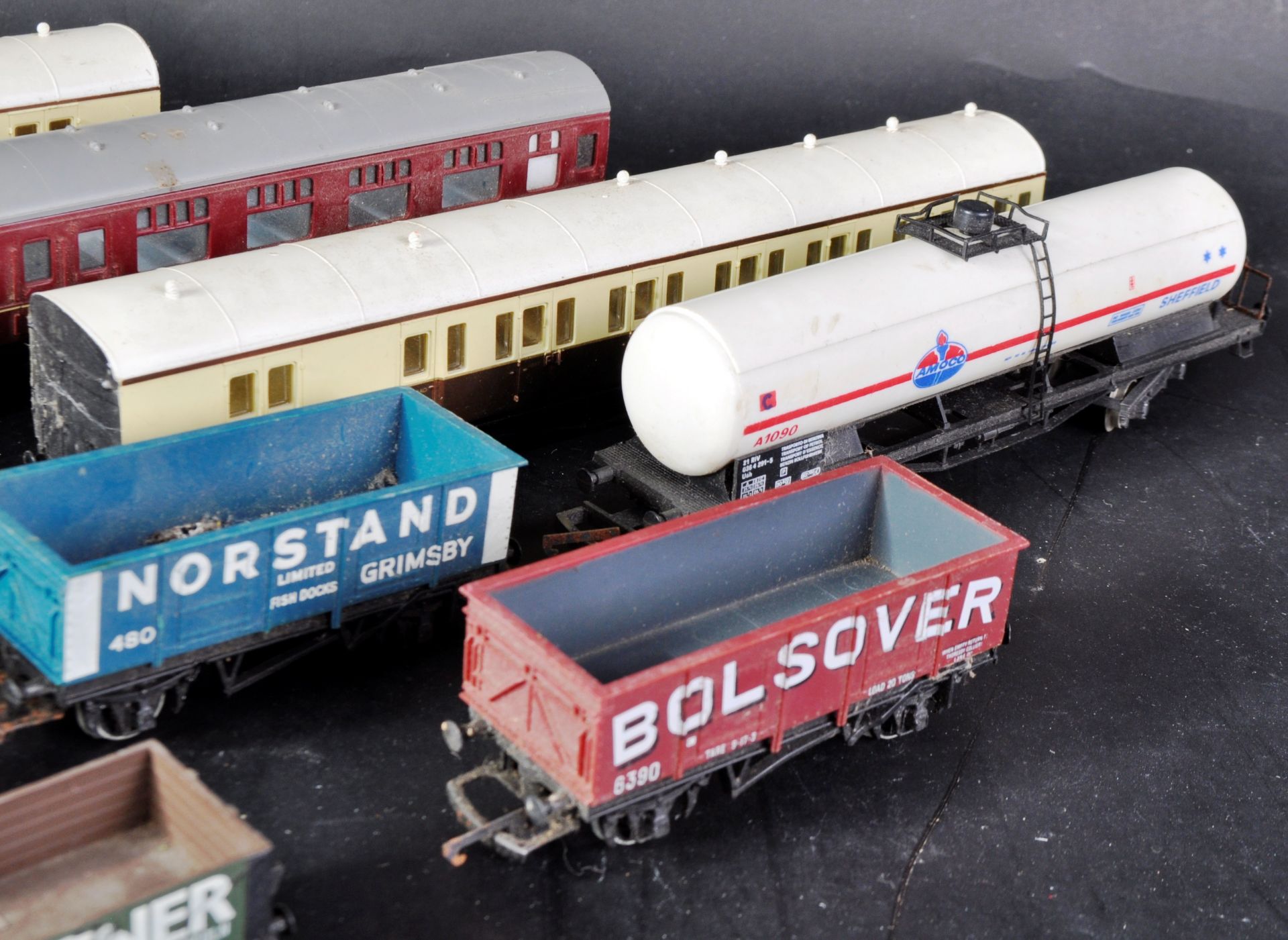 COLLECTION OF ASSORTED 00 GAUGE MODEL RAILWAY LOCO & CARRIAGES - Image 4 of 5