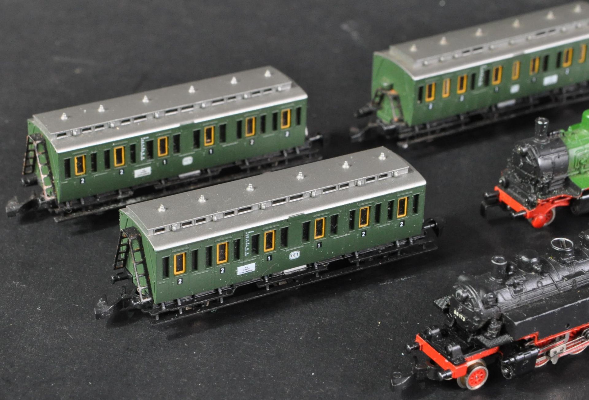 COLLECTION OF MARKLIN Z GAUGE LOCOMOTIVES & CARRIAGES - Bild 3 aus 7