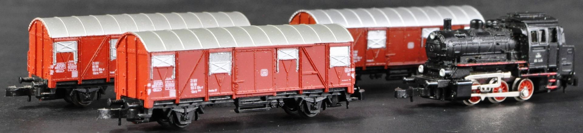 VINTAGE MARKLIN Z GAUGE MODEL RAILWAY LOCOMOTIVE AND CARRIAGES