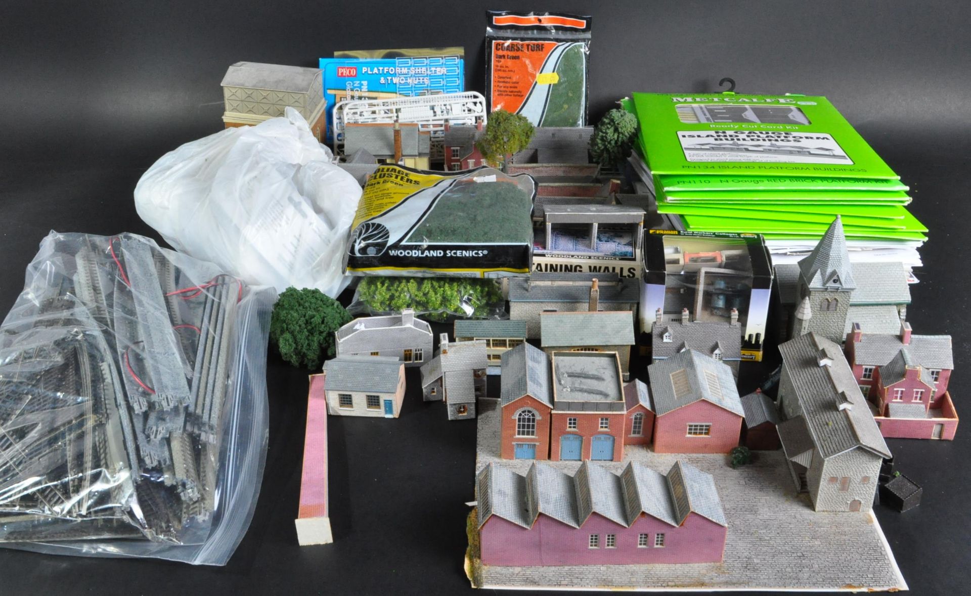 LARGE COLLECTION OF N GAUGE MODEL RAILWAY LAYOUT ACCESSORIES - Bild 3 aus 7