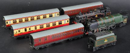 TWO HORNBY DUBLO MODEL RAILWAY LOCOMOTIVES & CARRIAGES
