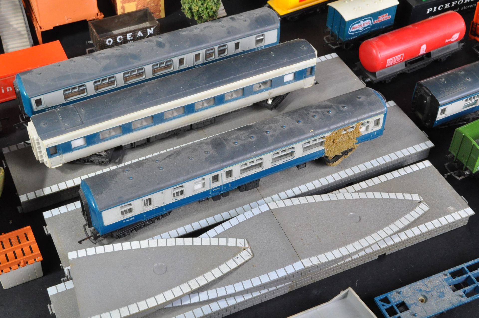COLLECTION OF 00 GAUGE ROLLING STOCK & TRACKSIDE ACCESSORIES - Image 3 of 6