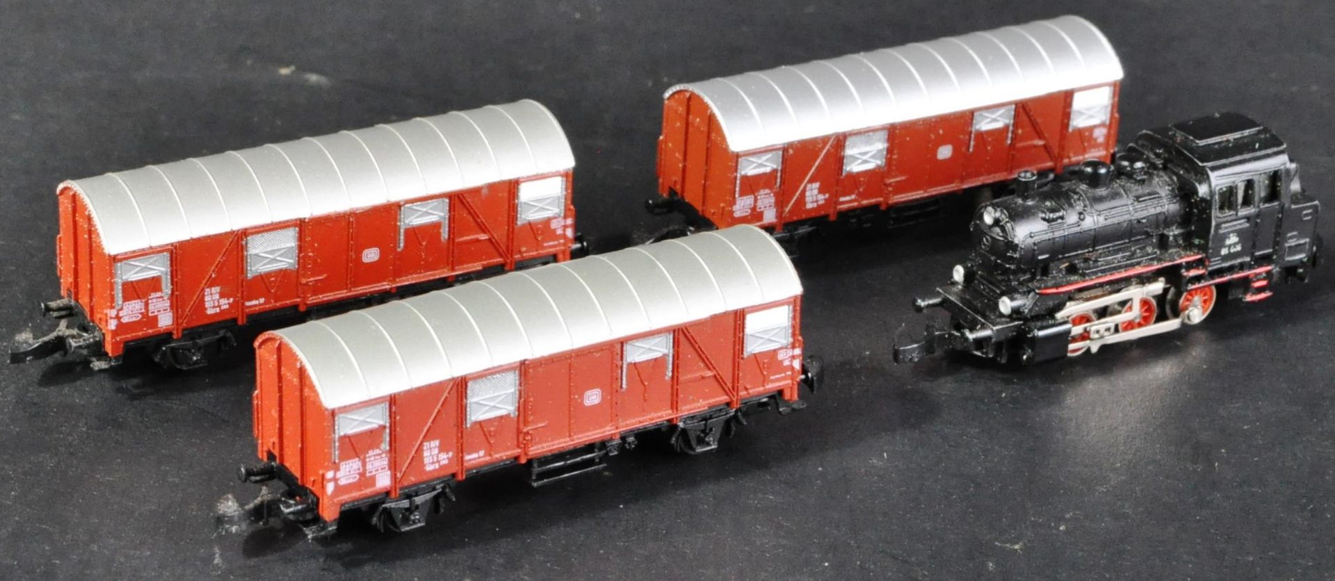 VINTAGE MARKLIN Z GAUGE MODEL RAILWAY LOCOMOTIVE AND CARRIAGES - Image 2 of 8