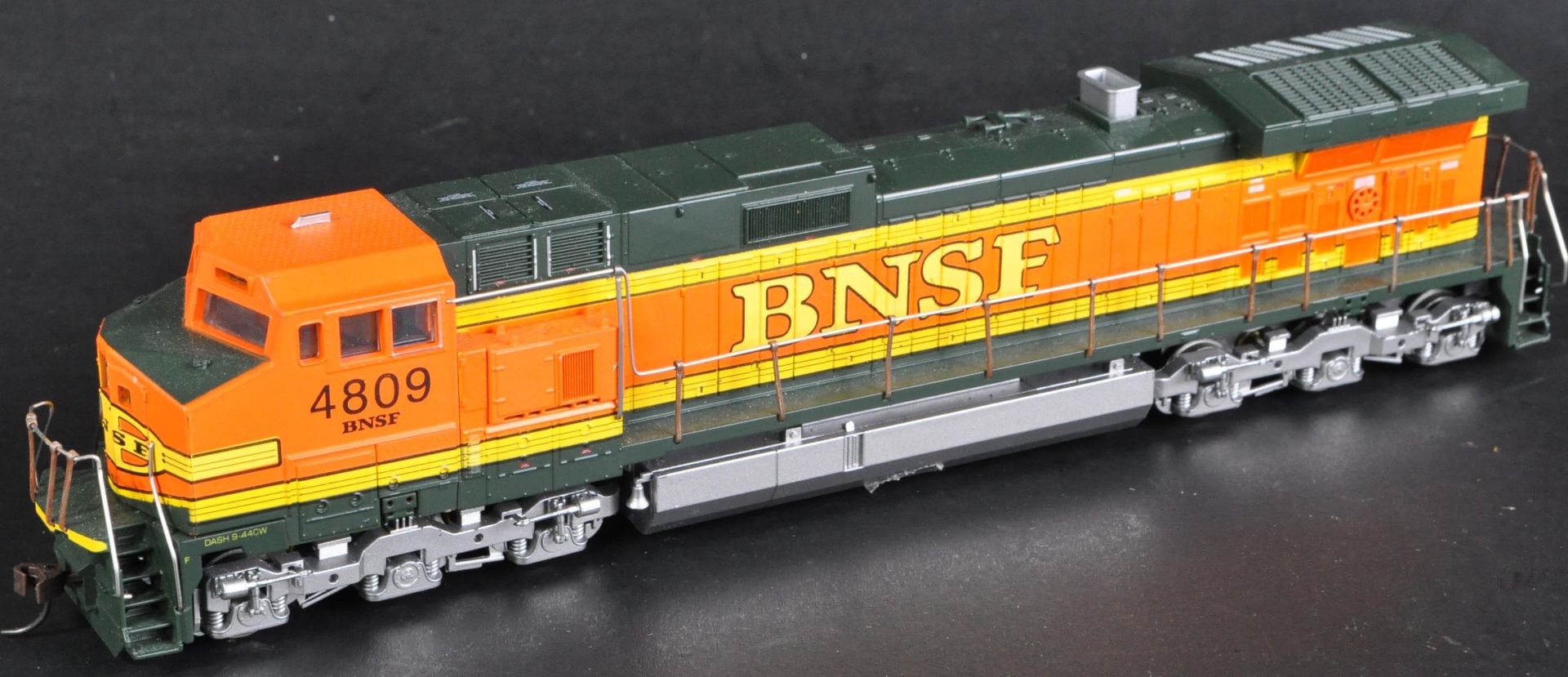 TWO HO / 00 GAUGE MODEL RAILWAY DIESEL TRAIN SET LOCOMOTIVES - Image 8 of 11