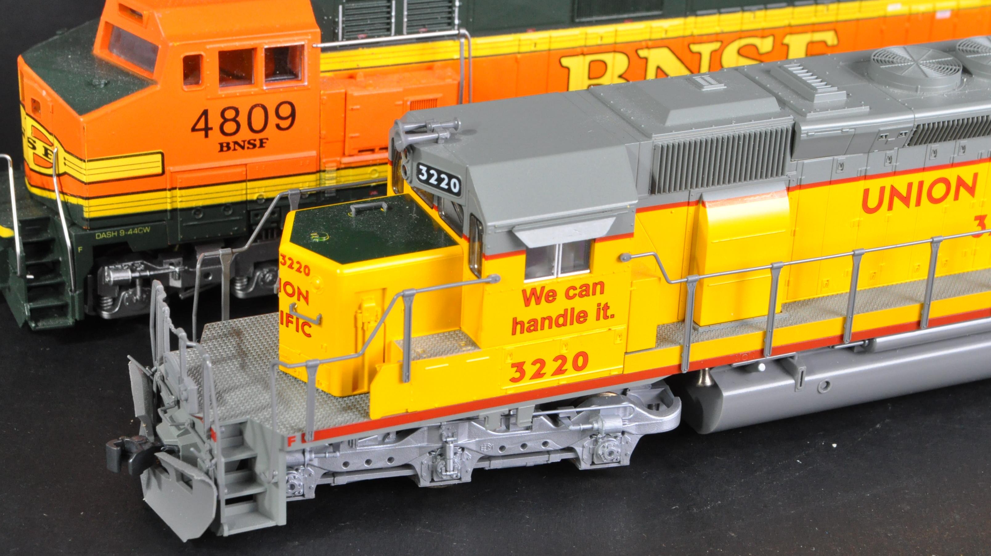 TWO HO / 00 GAUGE MODEL RAILWAY DIESEL TRAIN SET LOCOMOTIVES - Image 4 of 11