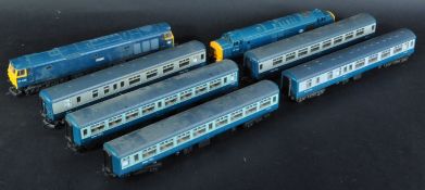 COLLECTION OF ASSORTED 00 GAUGE DIESEL LOCOS AND CARRIAGES