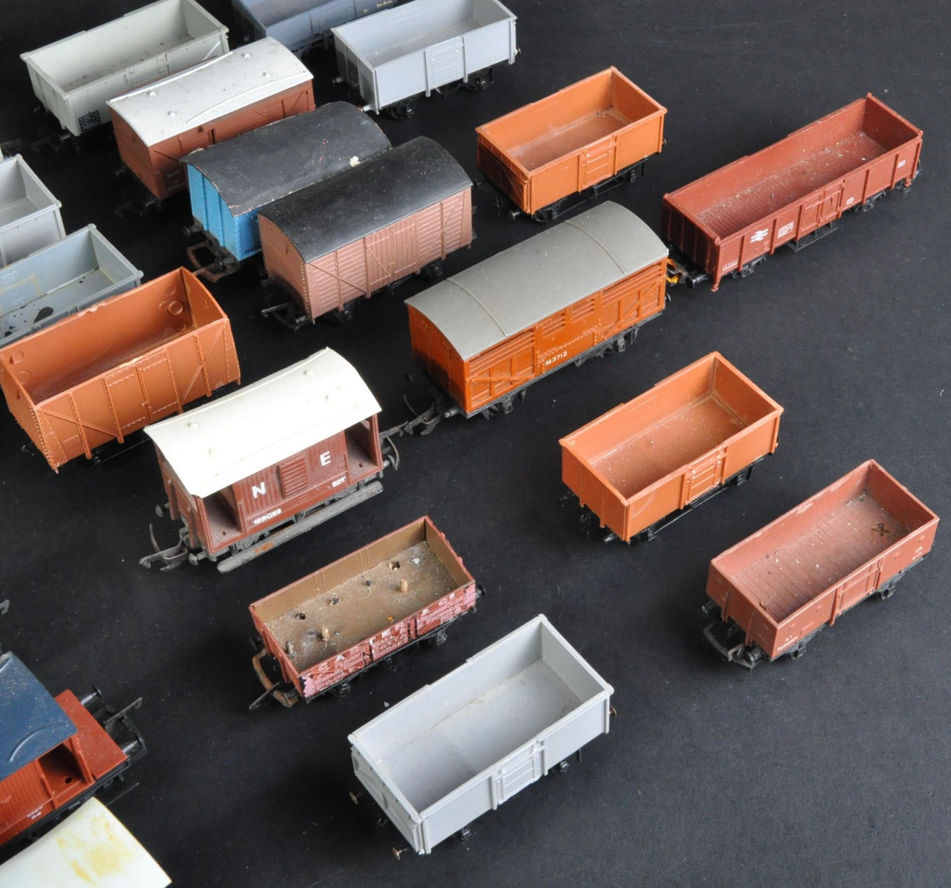 COLLECTION OF X45 ASSORTED 00 GAUGE ROLLING STOCK WAGONS - Image 4 of 7