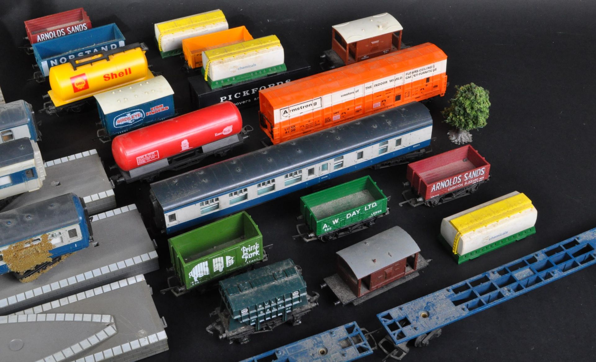 COLLECTION OF 00 GAUGE ROLLING STOCK & TRACKSIDE ACCESSORIES - Image 2 of 6