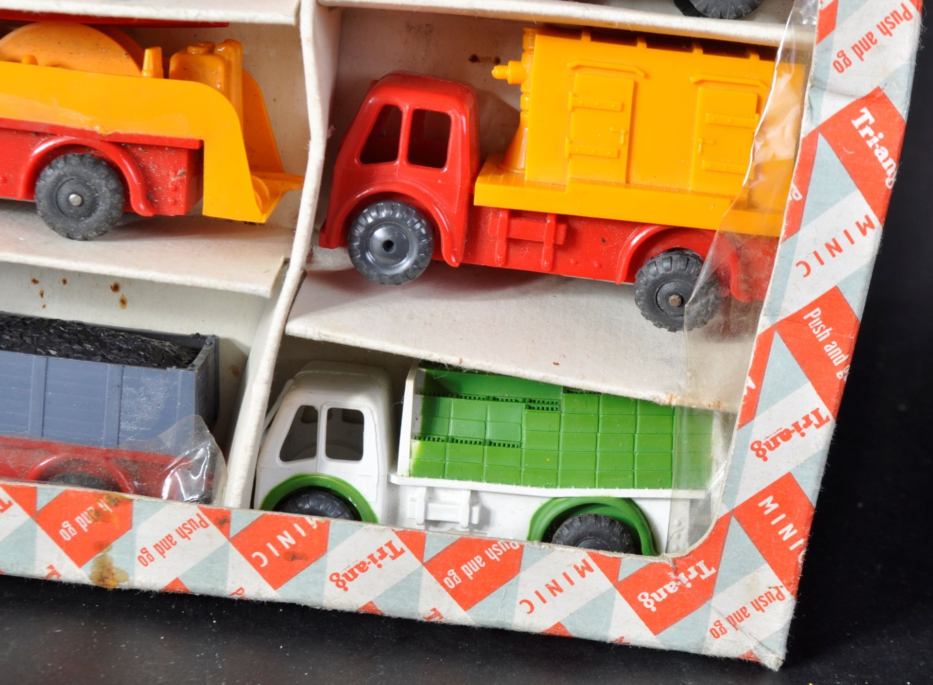 ORIGINAL VINTAGE TRI-ANG PUSH AND GO CAR COLLECTORS SET - Image 4 of 8