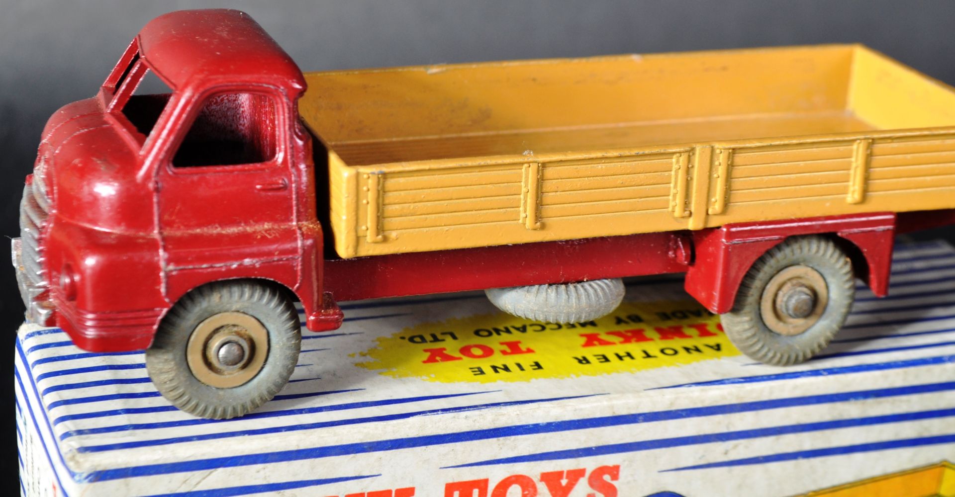 TWO VINTAGE DINKY TOYS BOXED DIECAST MODEL TRUCKS - Image 2 of 8