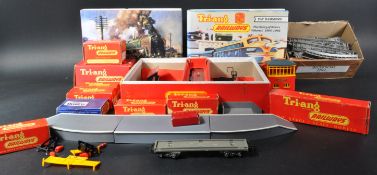 COLLECTION OF VINTAGE TRIANG 00 GAUGE MODEL RAILWAY ACCESSORIES